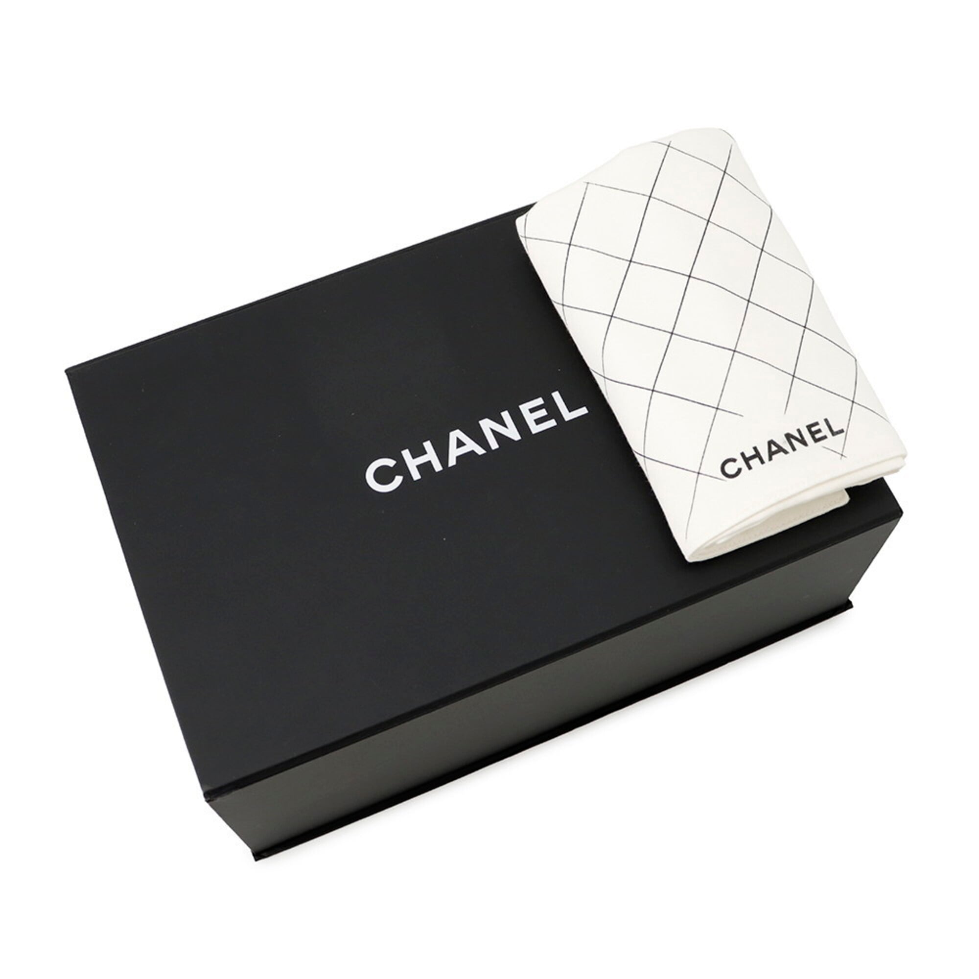 Chanel Matelasse White Grained Calfskin Handbag Shoulder Bag (Pre-Owned)