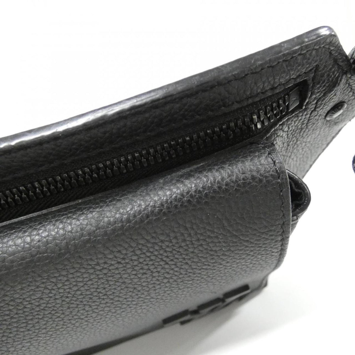 Louis Vuitton Black Leather Shoulder Bag (Pre-Owned)