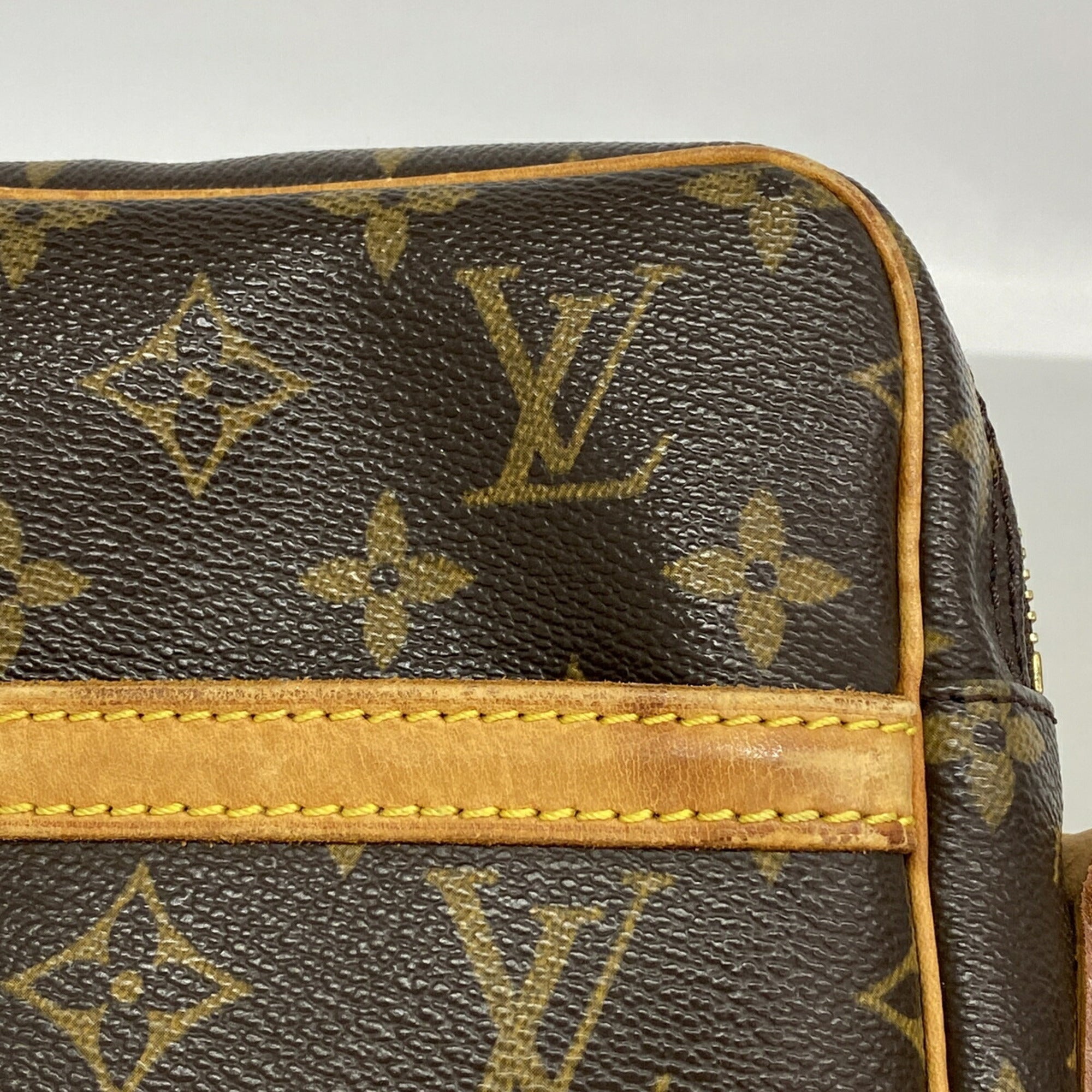 Louis Vuitton Brown Shoulder Bag (Pre-Owned)