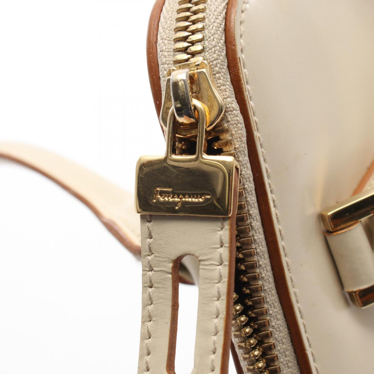 Salvatore Ferragamo Ivory Leather Handbag (Pre-Owned)