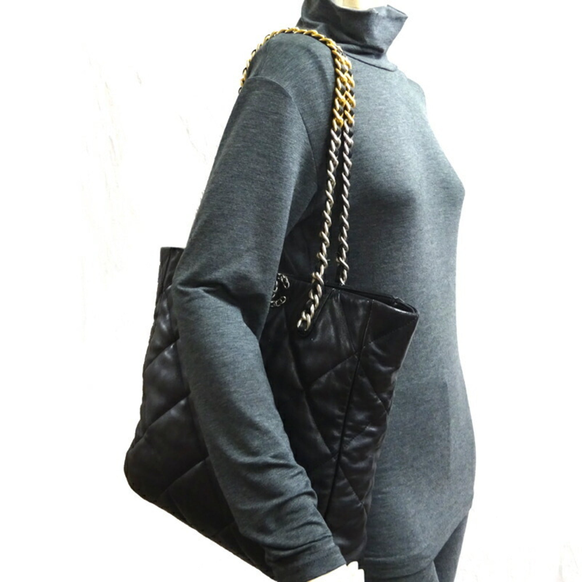 Chanel Black Leather Shoulder Bag (Pre-Owned)