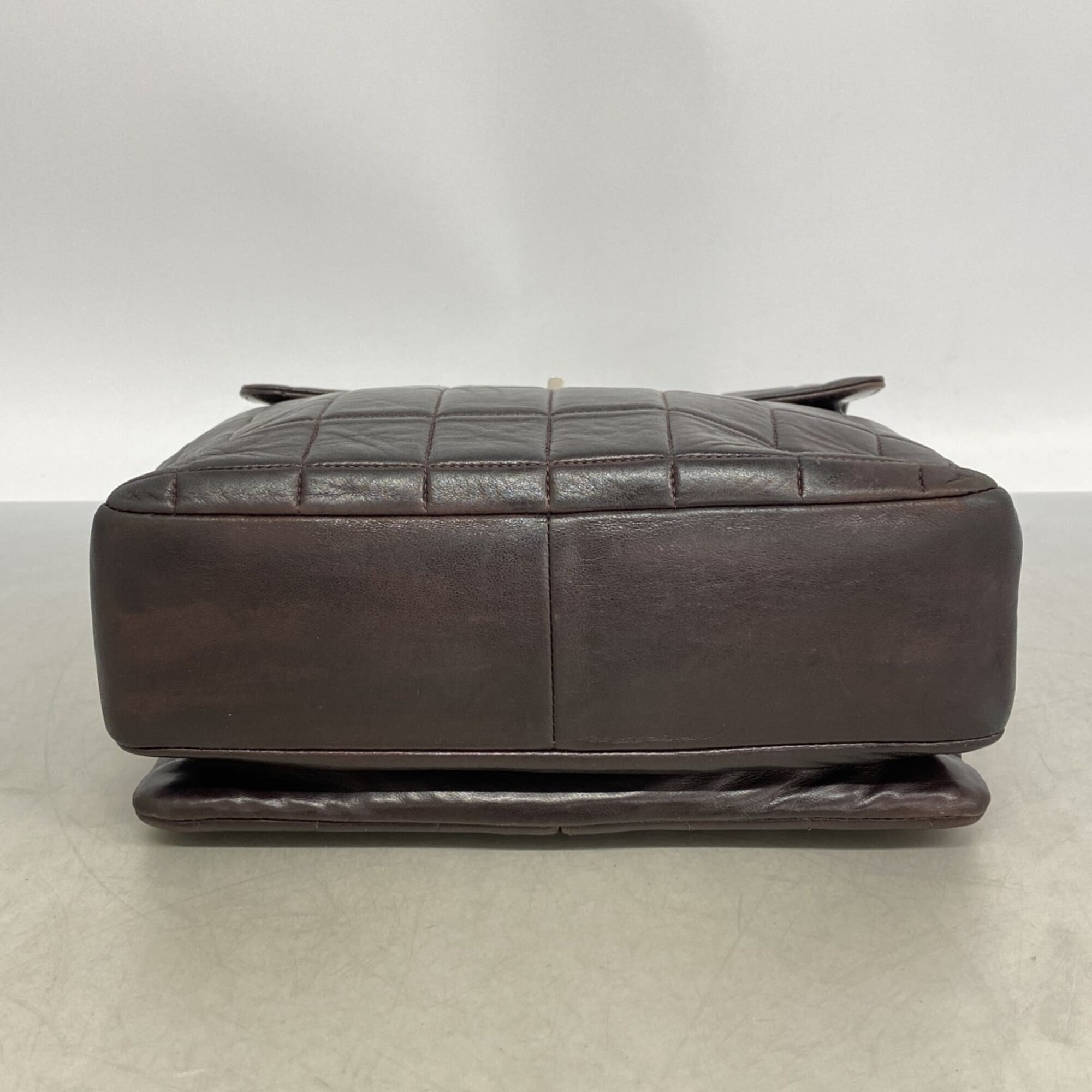 Chanel Brown Leather Shoulder Bag (Pre-Owned)