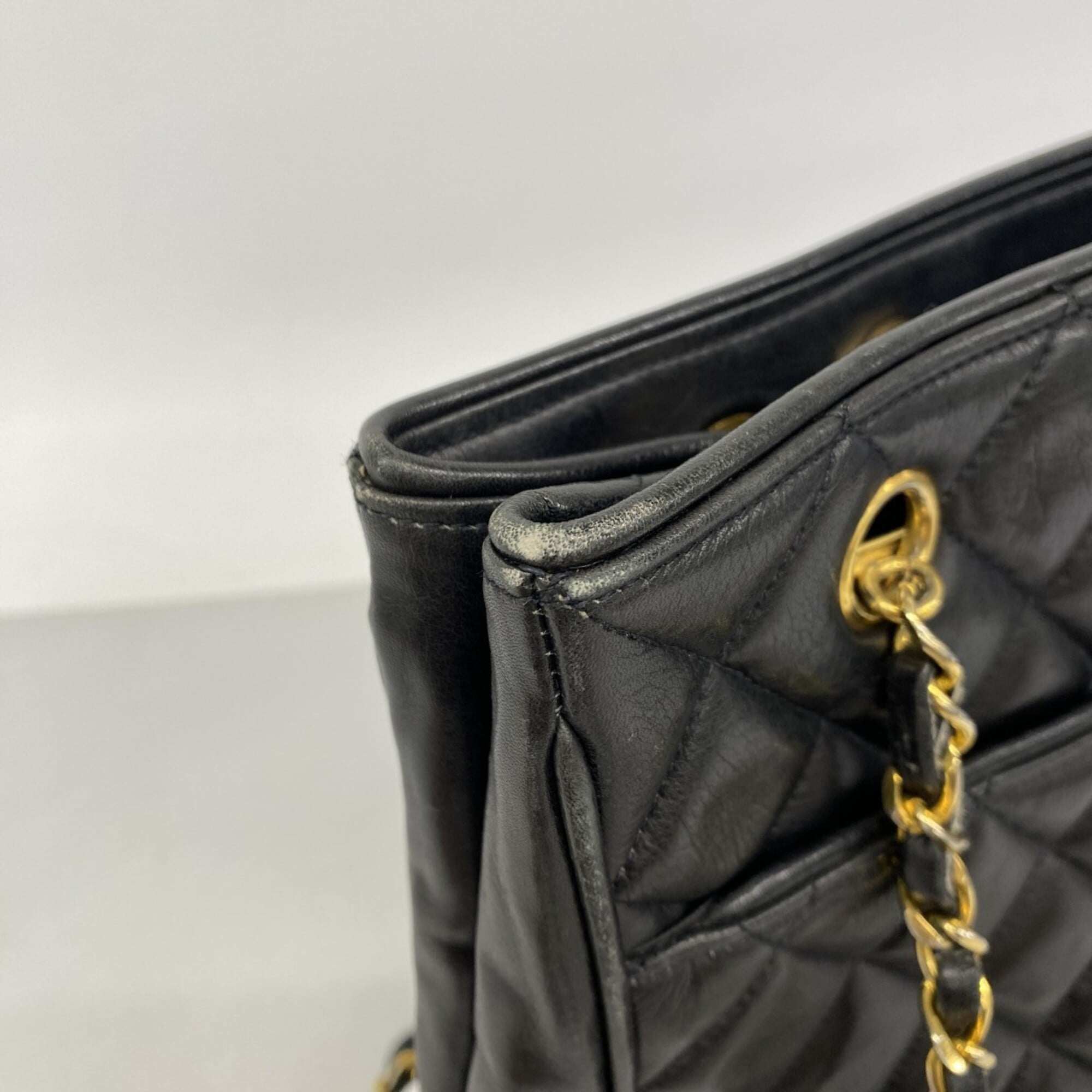 Chanel Black Leather Shoulder Bag (Pre-Owned)