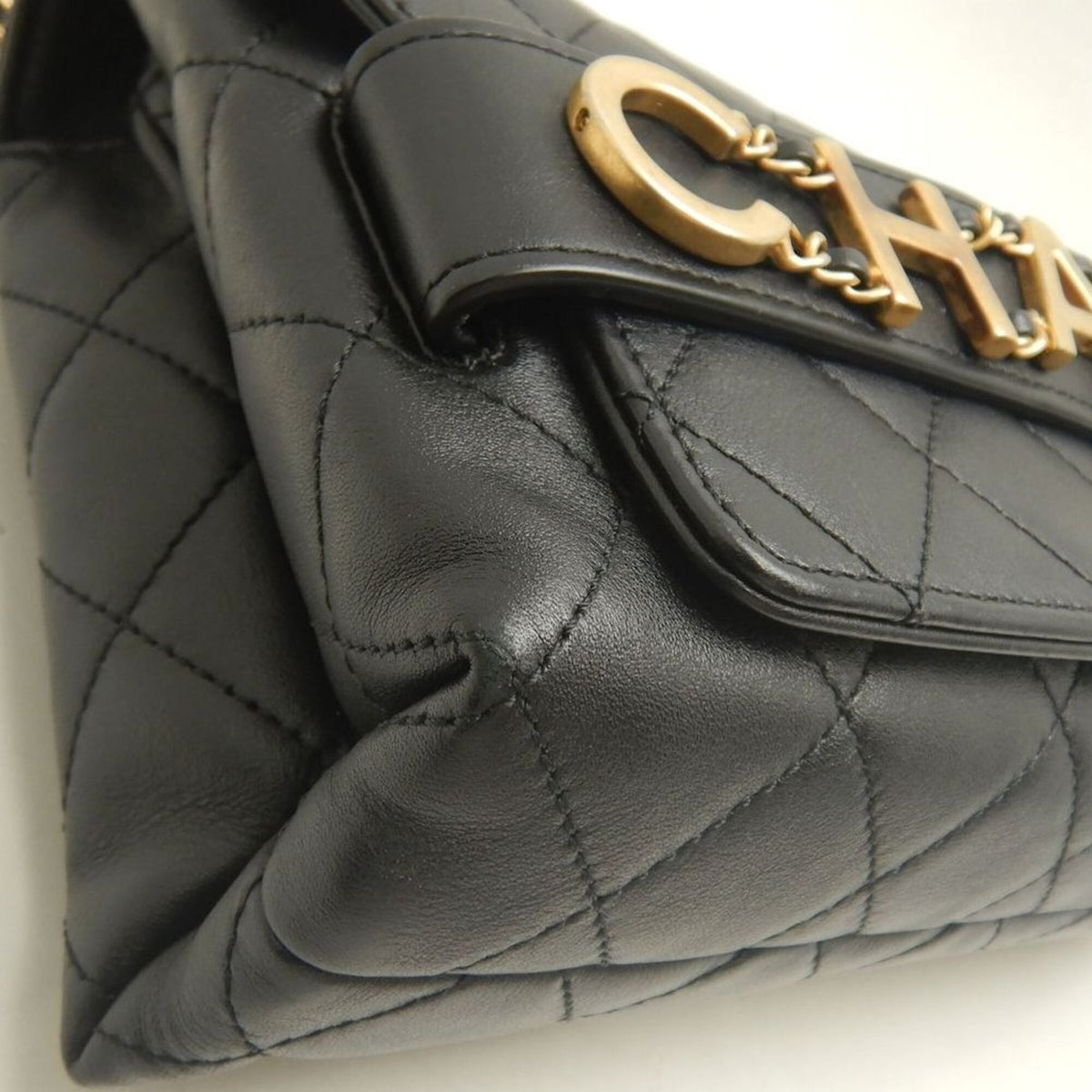 Chanel Black Leather Shoulder Bag (Pre-Owned)