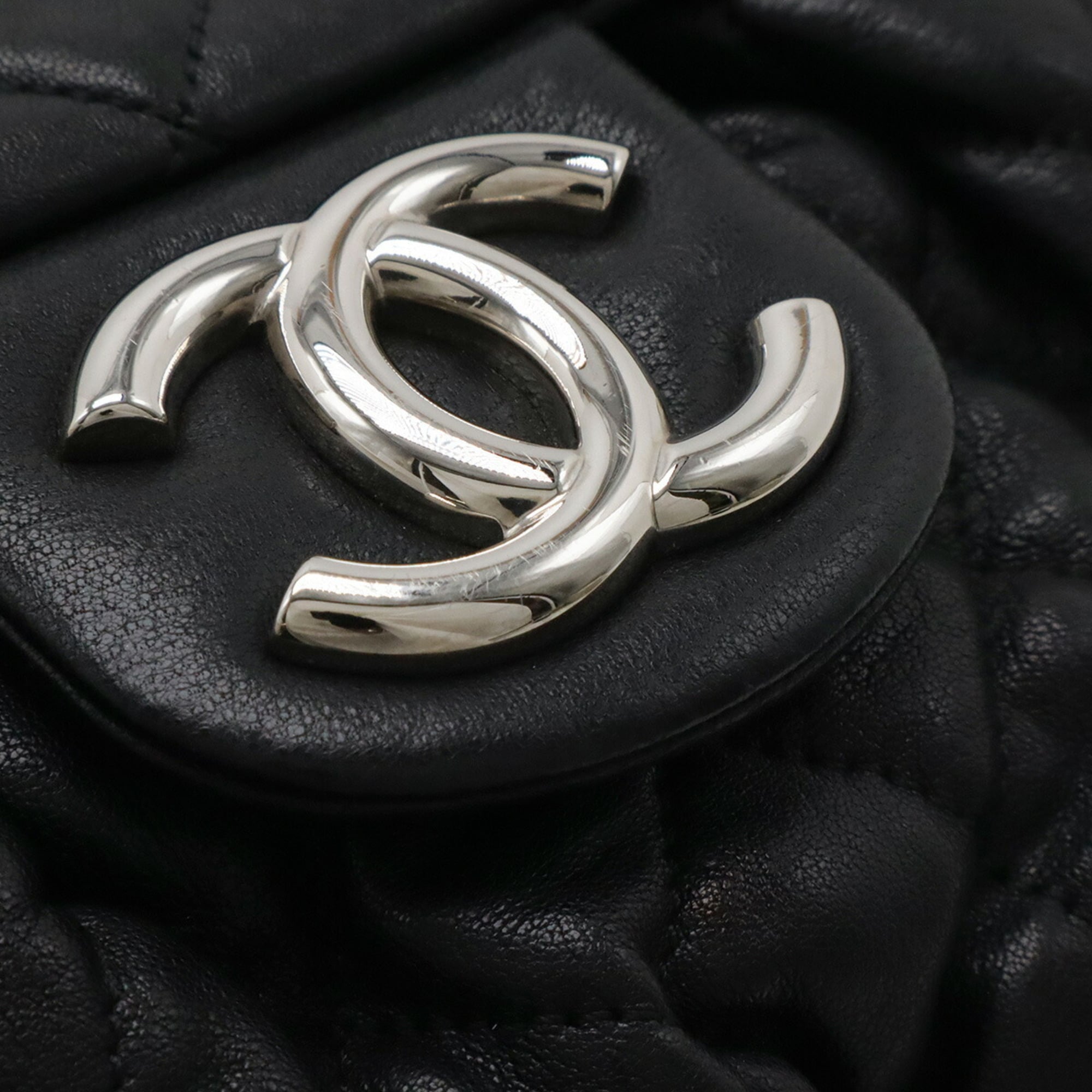 Chanel Black Leather Shoulder Bag (Pre-Owned)