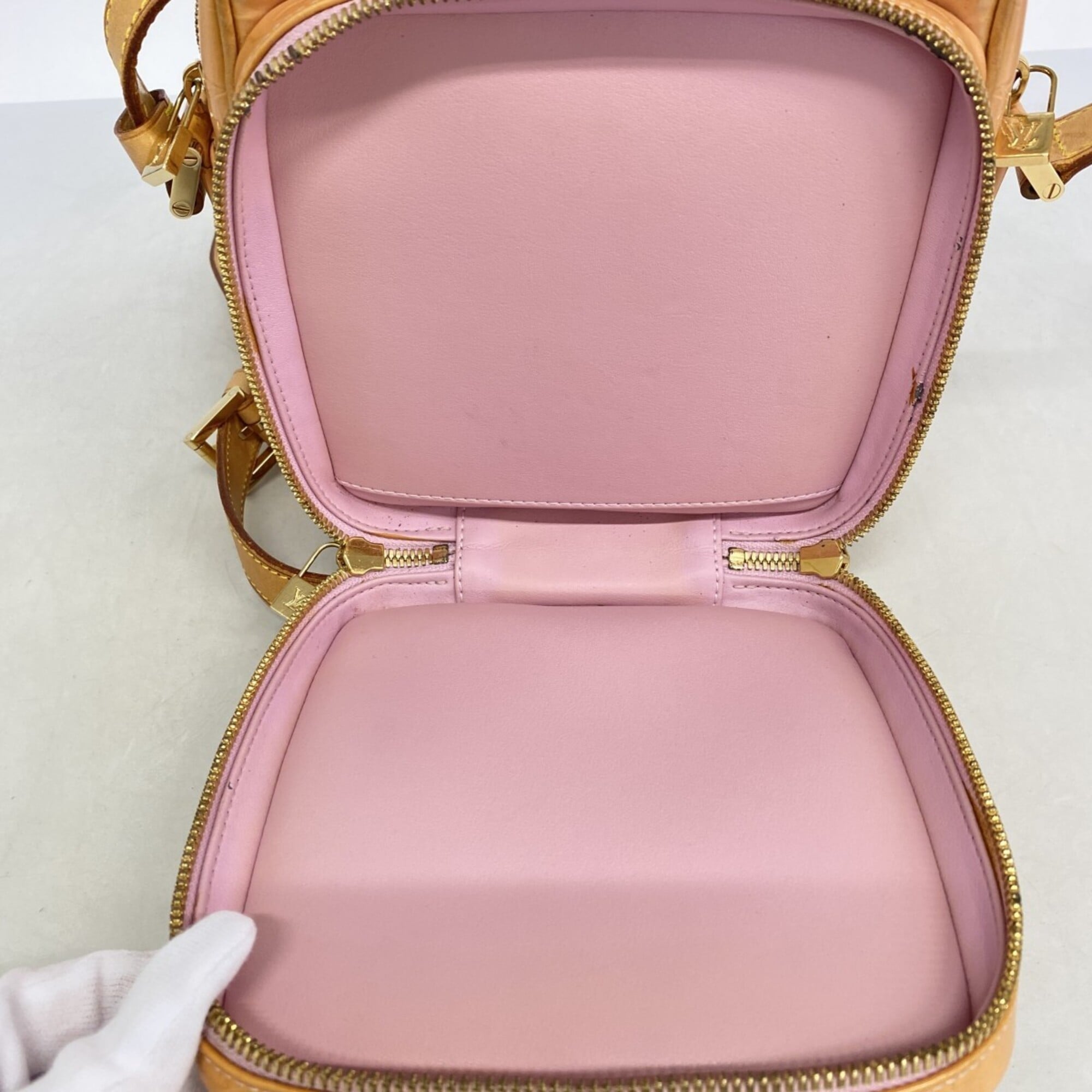 Louis Vuitton Rose Shoulder Bag (Pre-Owned)