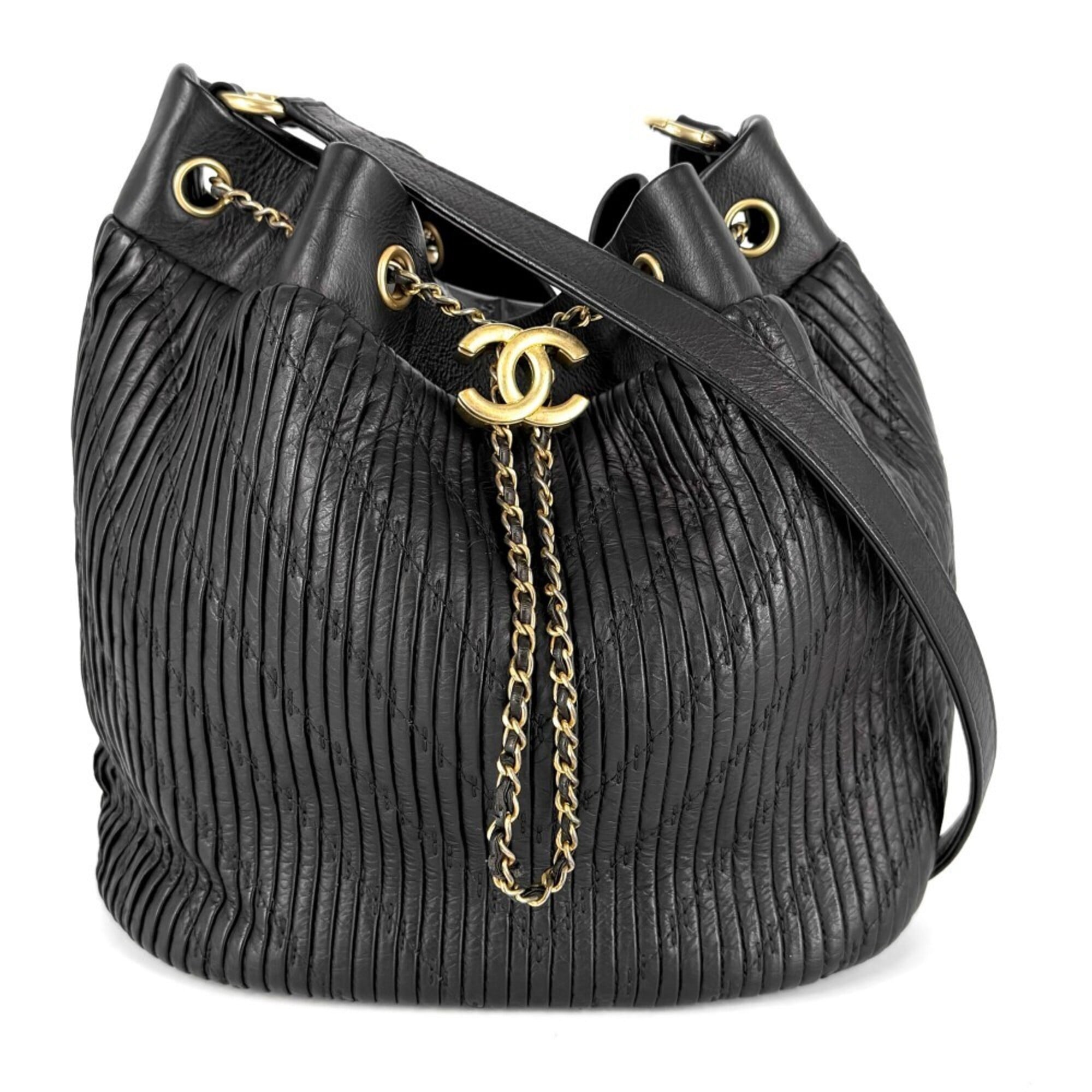 Chanel Black Leather Shoulder Bag (Pre-Owned)