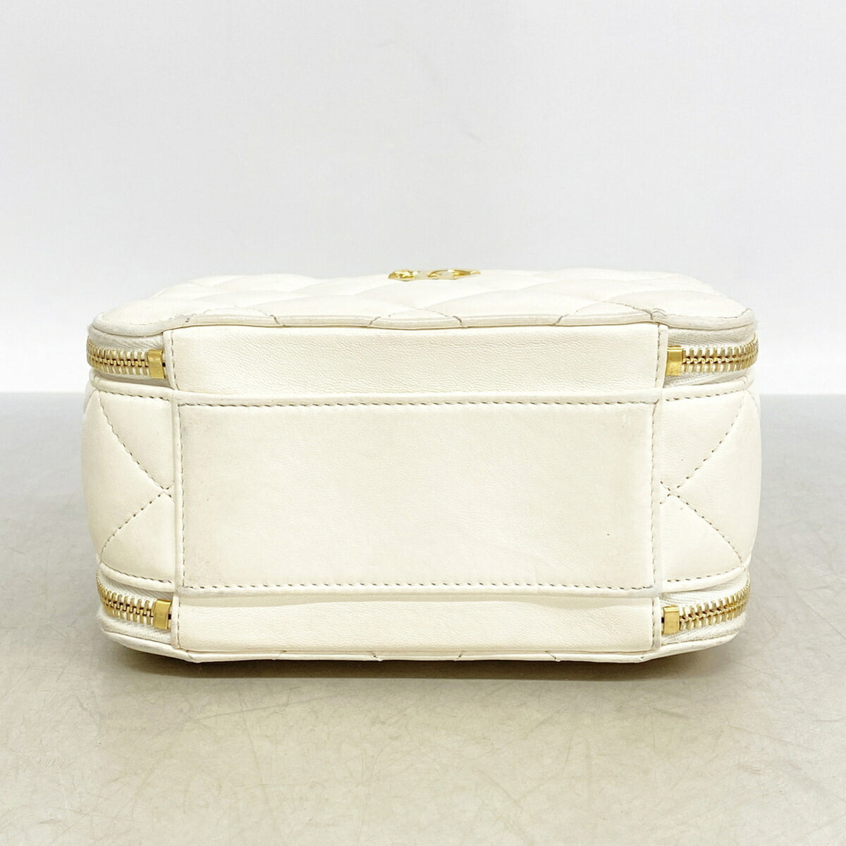 Chanel White Leather Shoulder Bag (Pre-Owned)