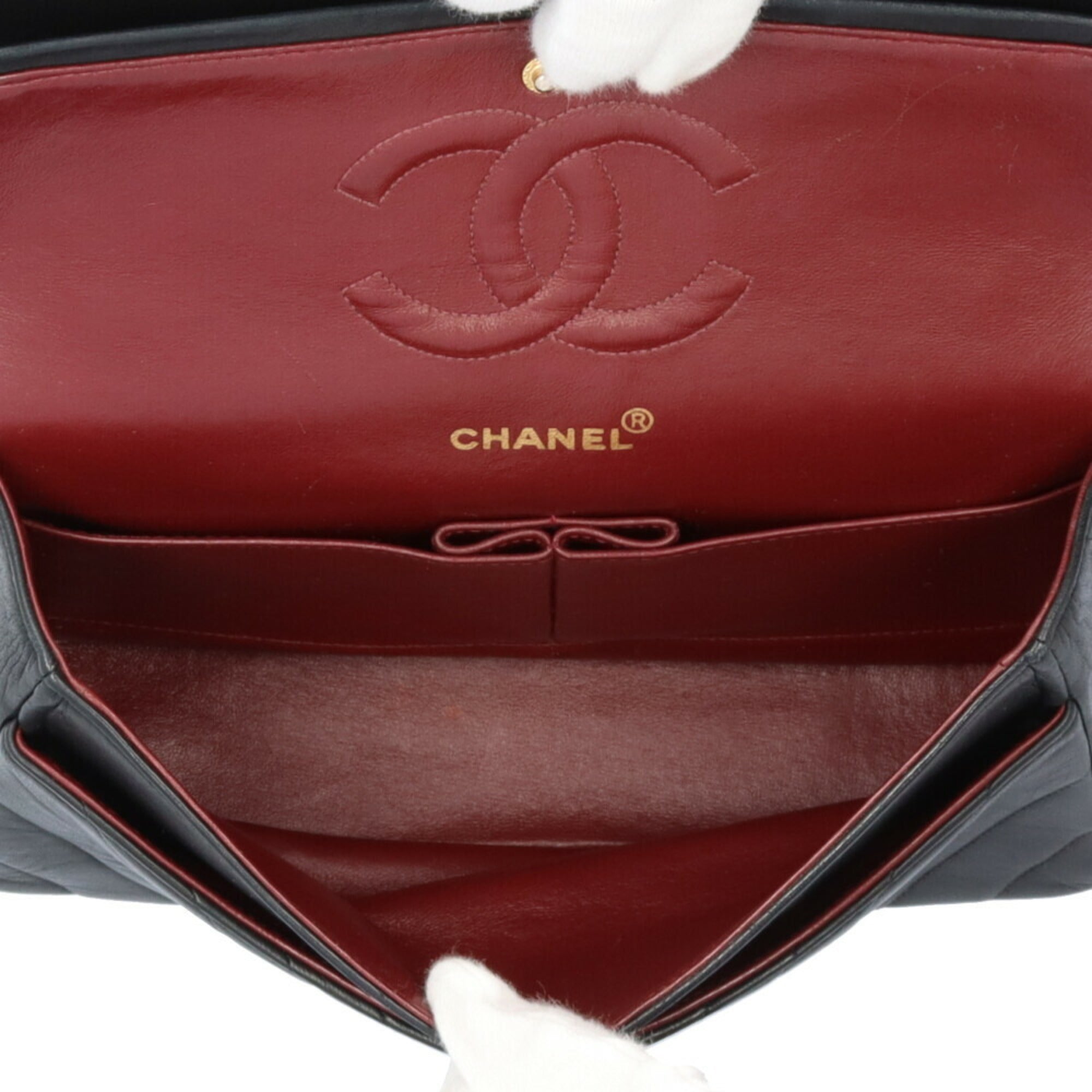 Chanel Black Leather Shoulder Bag (Pre-Owned)
