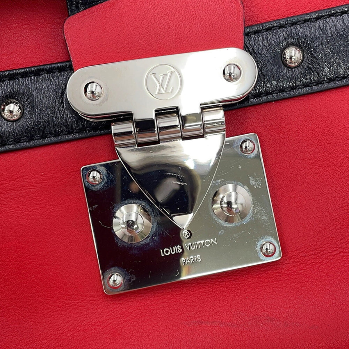 Louis Vuitton Noir Red Color Leather Shoulder Bag (Pre-Owned)
