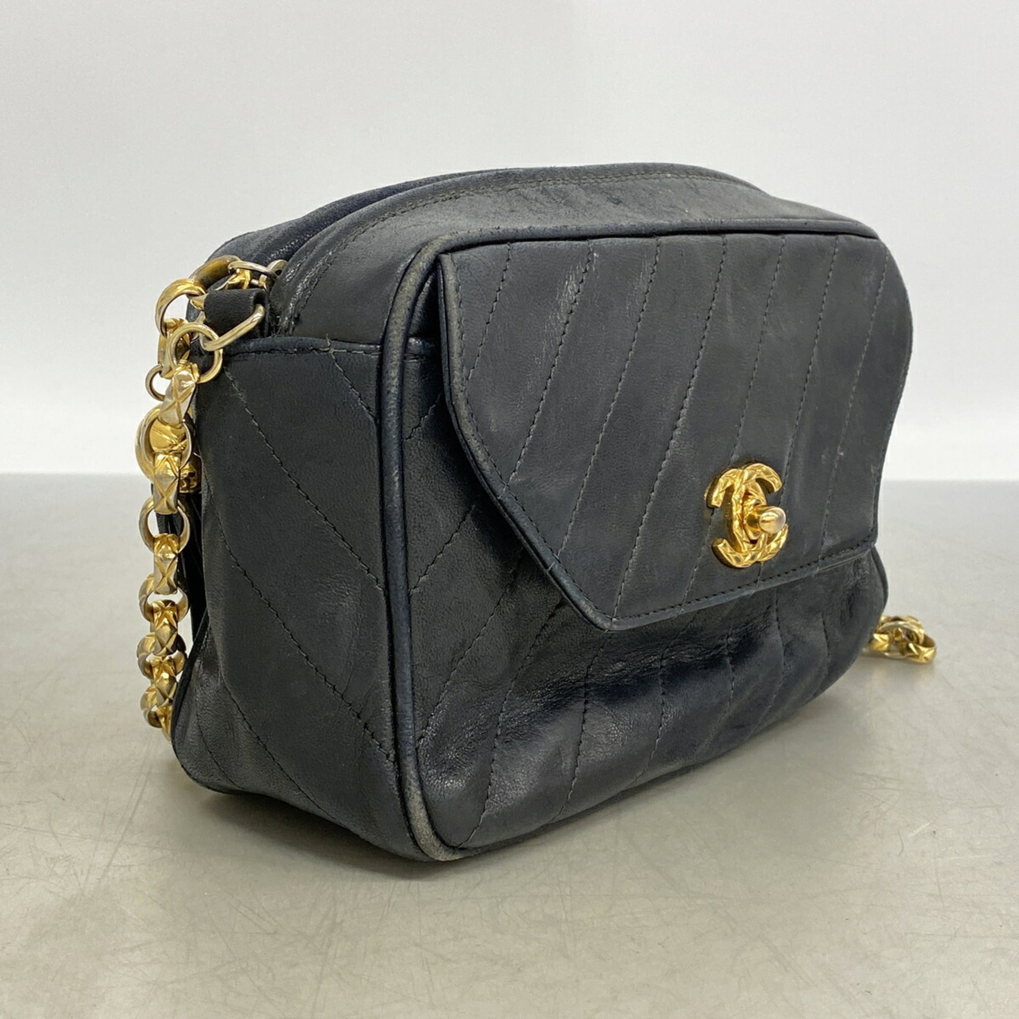Chanel Black Leather Shoulder Bag (Pre-Owned)