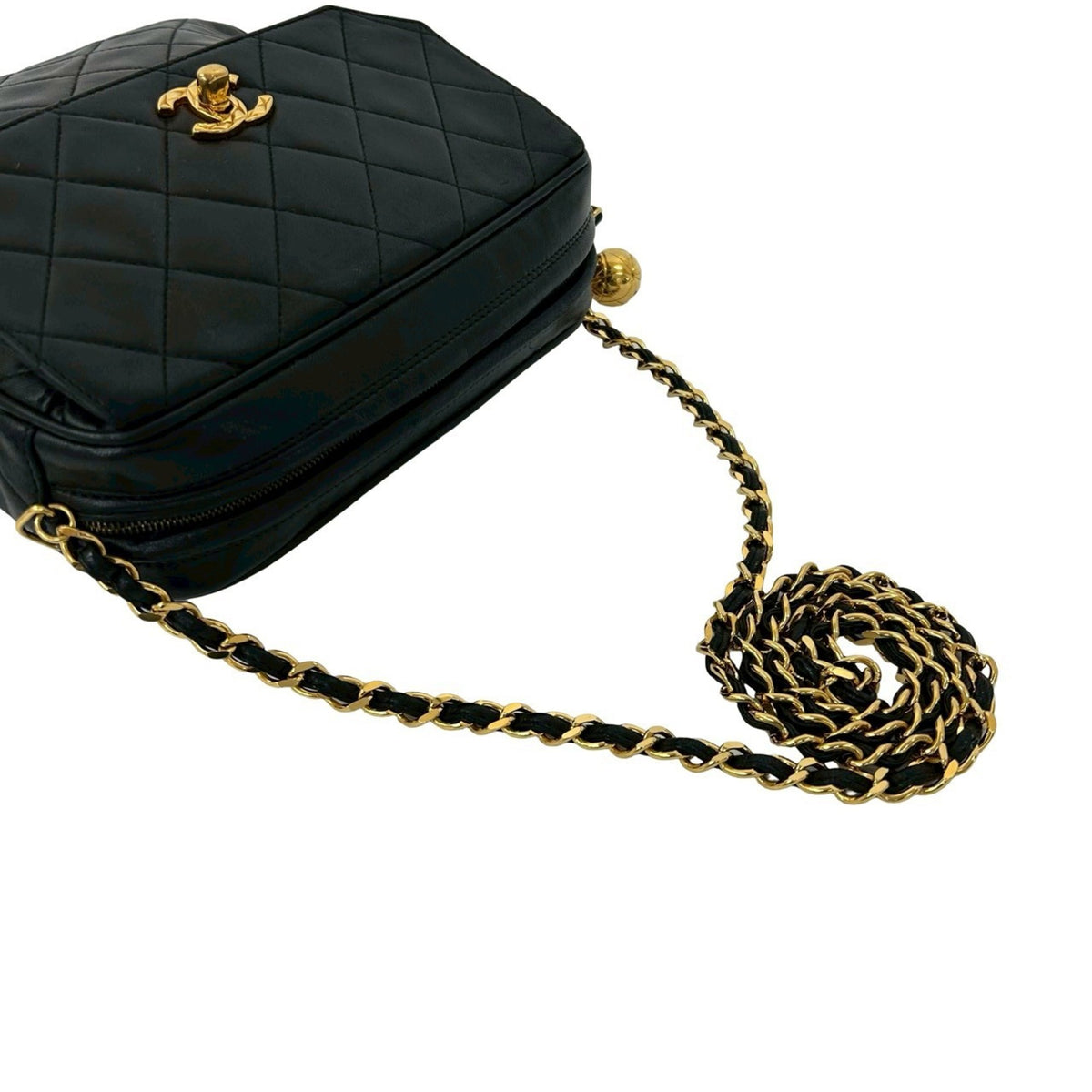 Chanel Matelasse Black Leather Shoulder Bag (Pre-Owned)