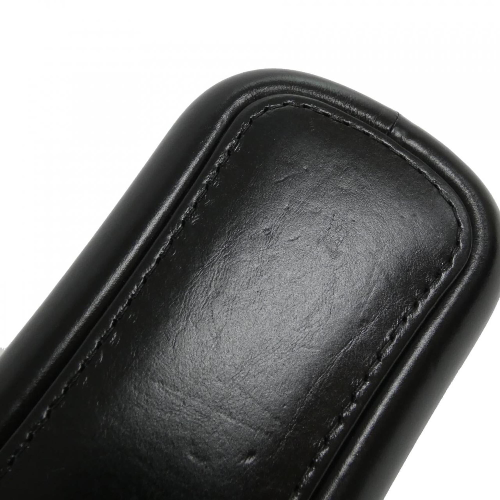 Chanel Black Leather Shoulder Bag (Pre-Owned)