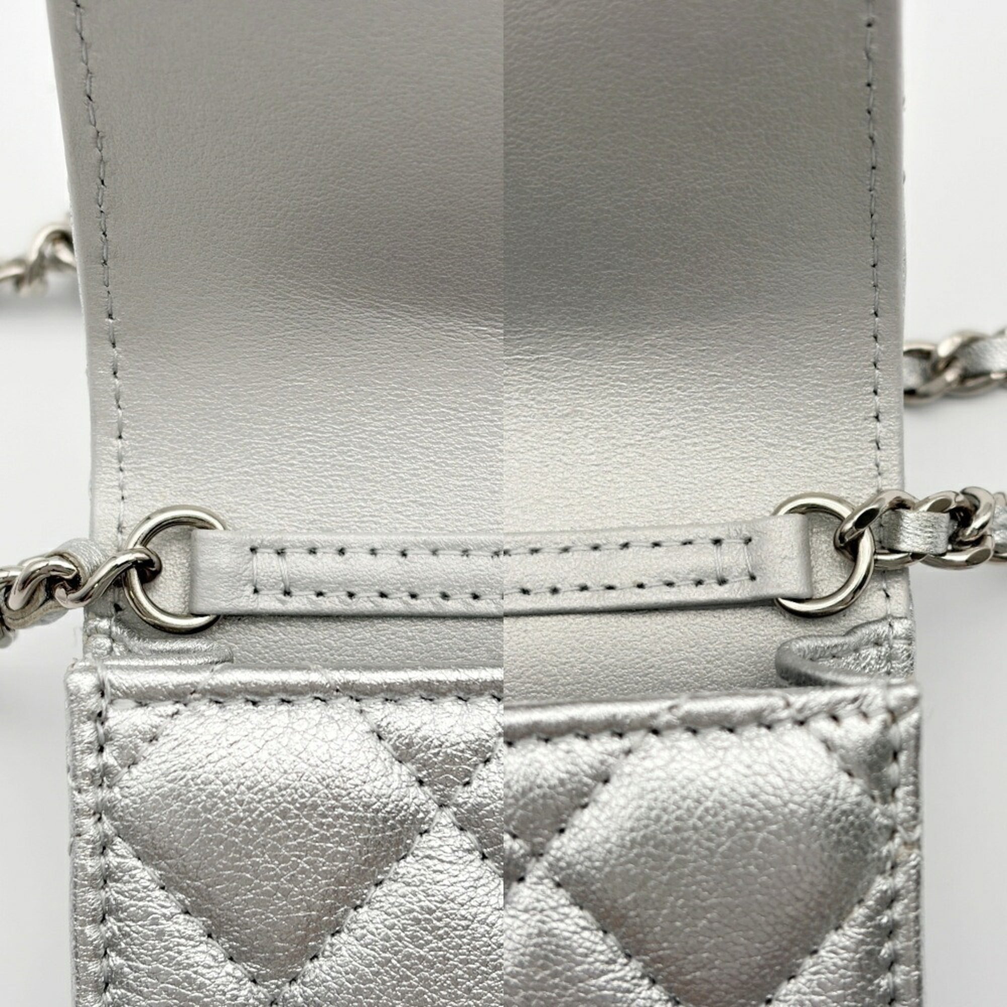 Chanel Matelasse Silver Leather Shoulder Bag (Pre-Owned)
