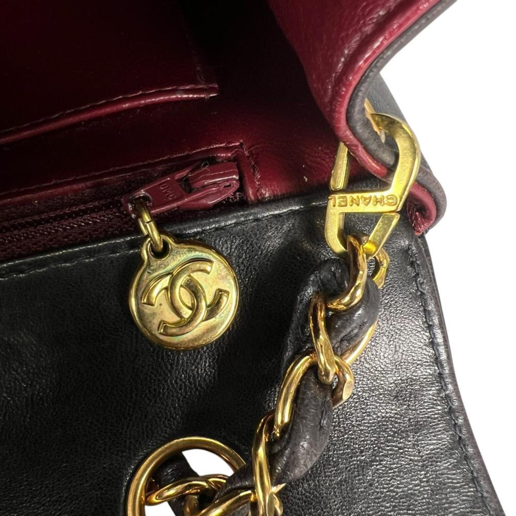 Chanel Black Leather Shoulder Bag (Pre-Owned)