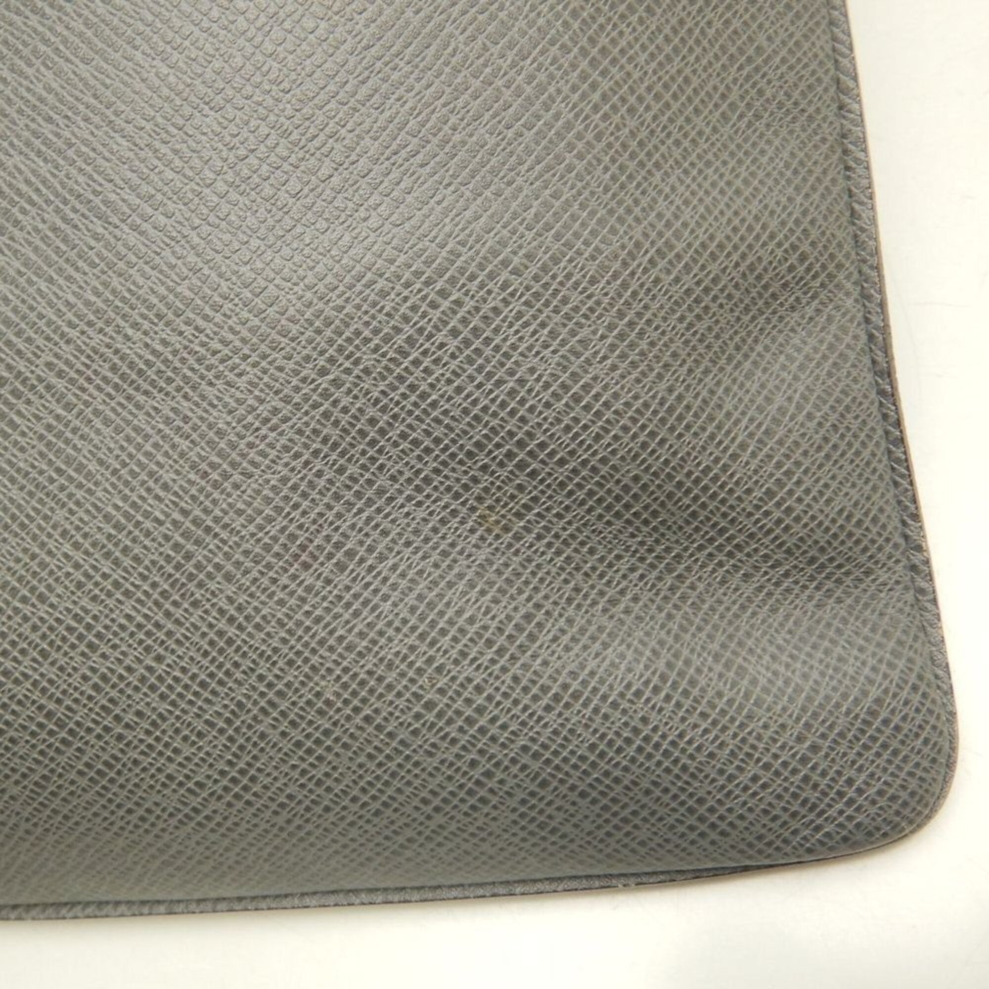 Louis Vuitton Taiga Glacier Taiga Leather Shoulder Bag (Pre-Owned)