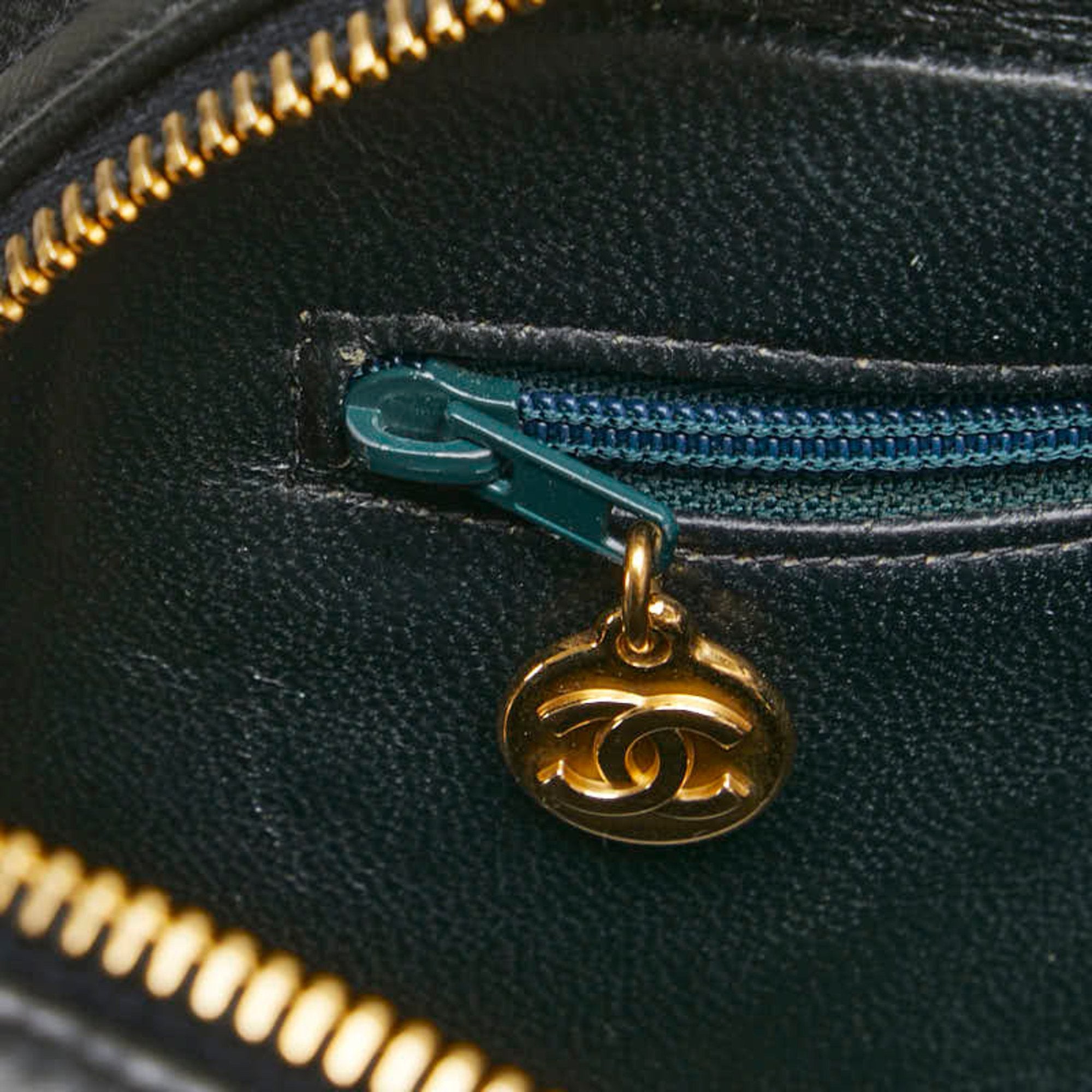 Chanel Black Leather Shoulder Bag (Pre-Owned)