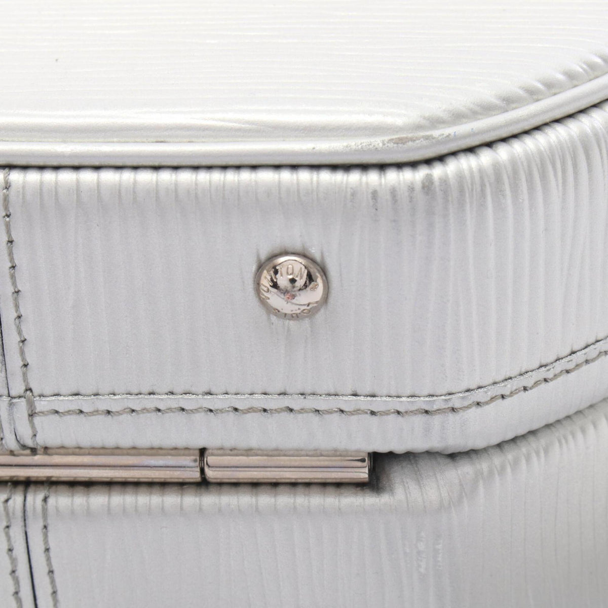 Louis Vuitton Silver Leather Handbag (Pre-Owned)
