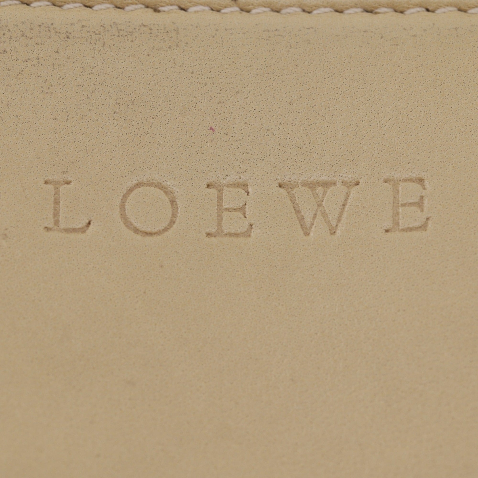Loewe Beige Shoulder Bag (Pre-Owned)