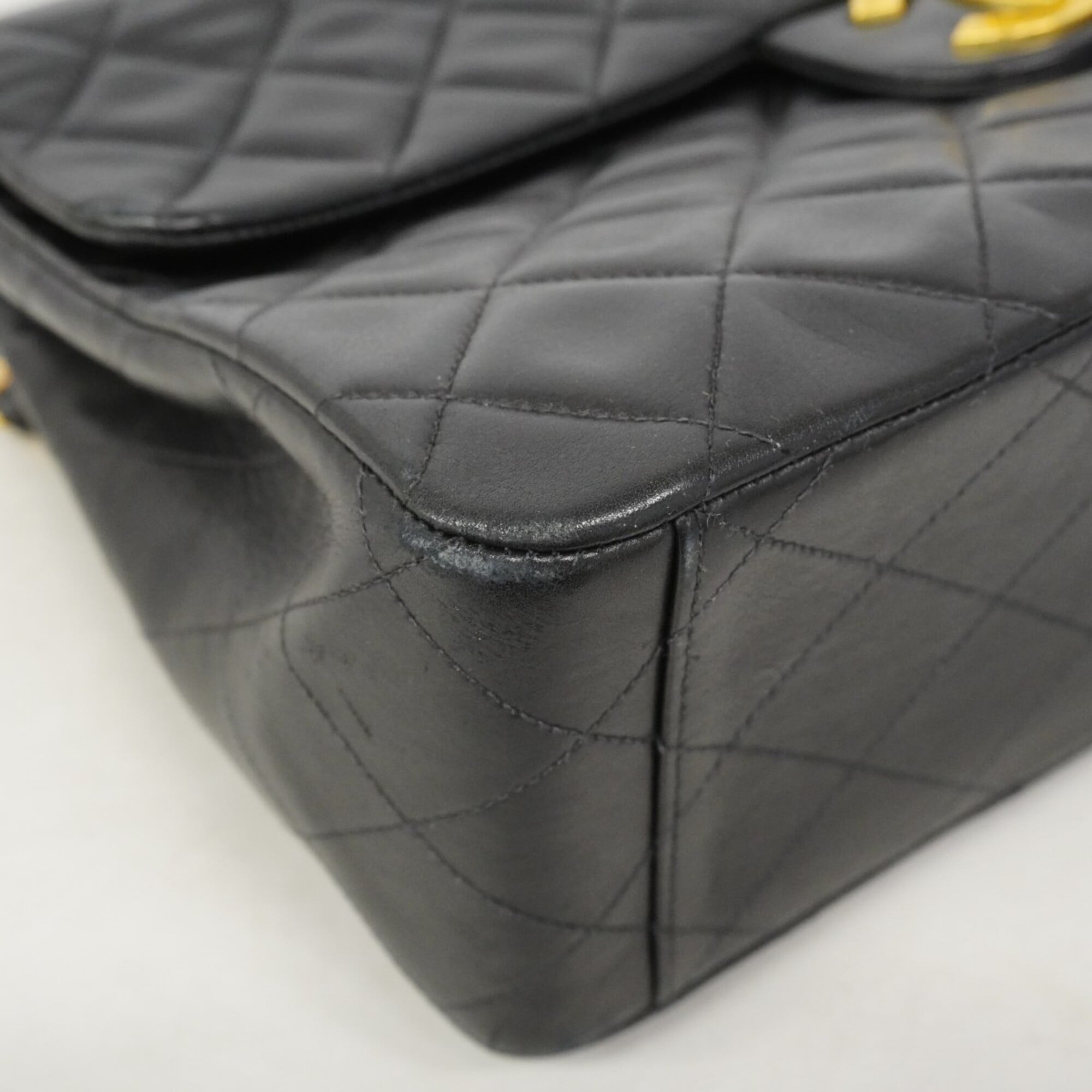 Chanel Black Leather Shoulder Bag (Pre-Owned)