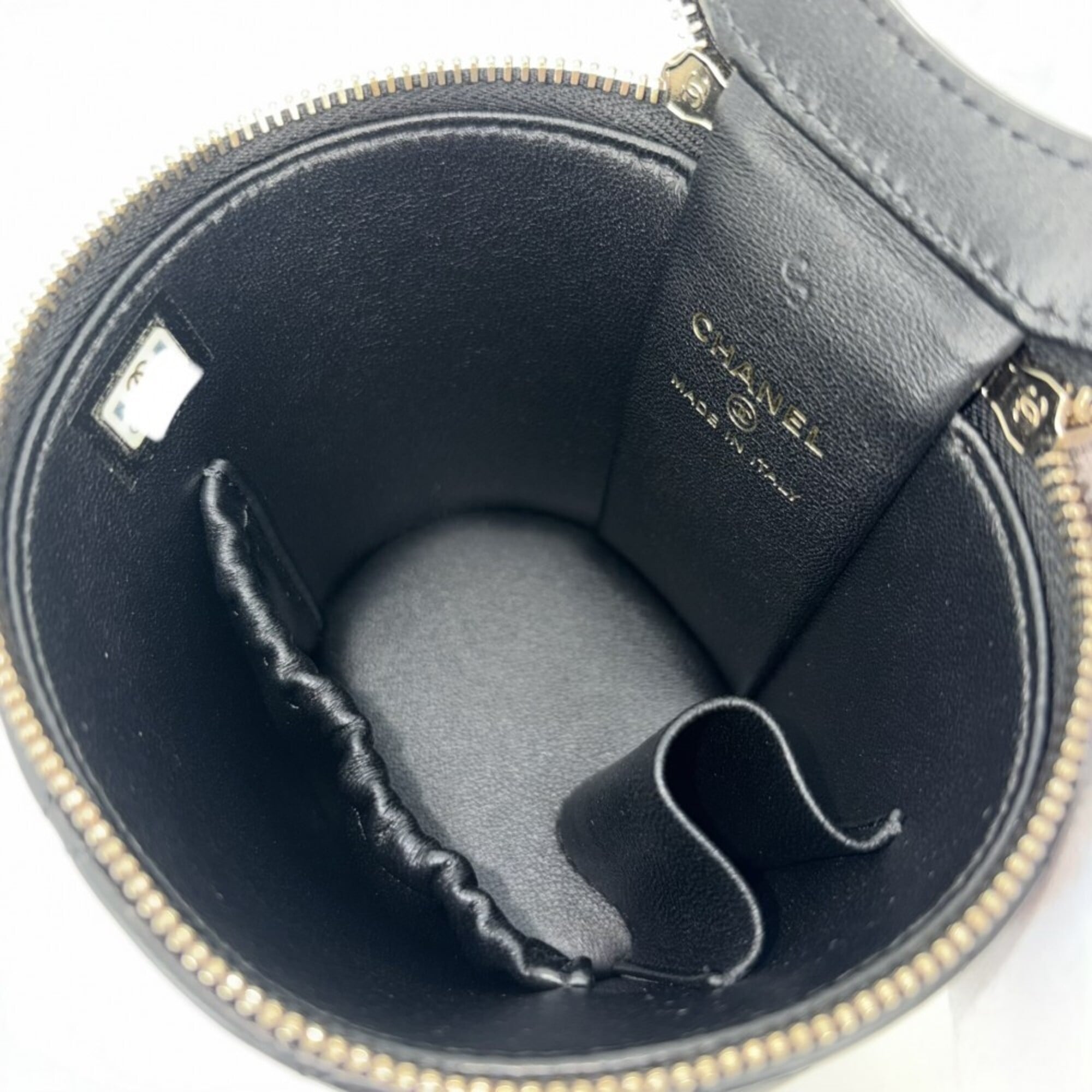 Chanel Matelasse Black Leather Shoulder Bag (Pre-Owned)