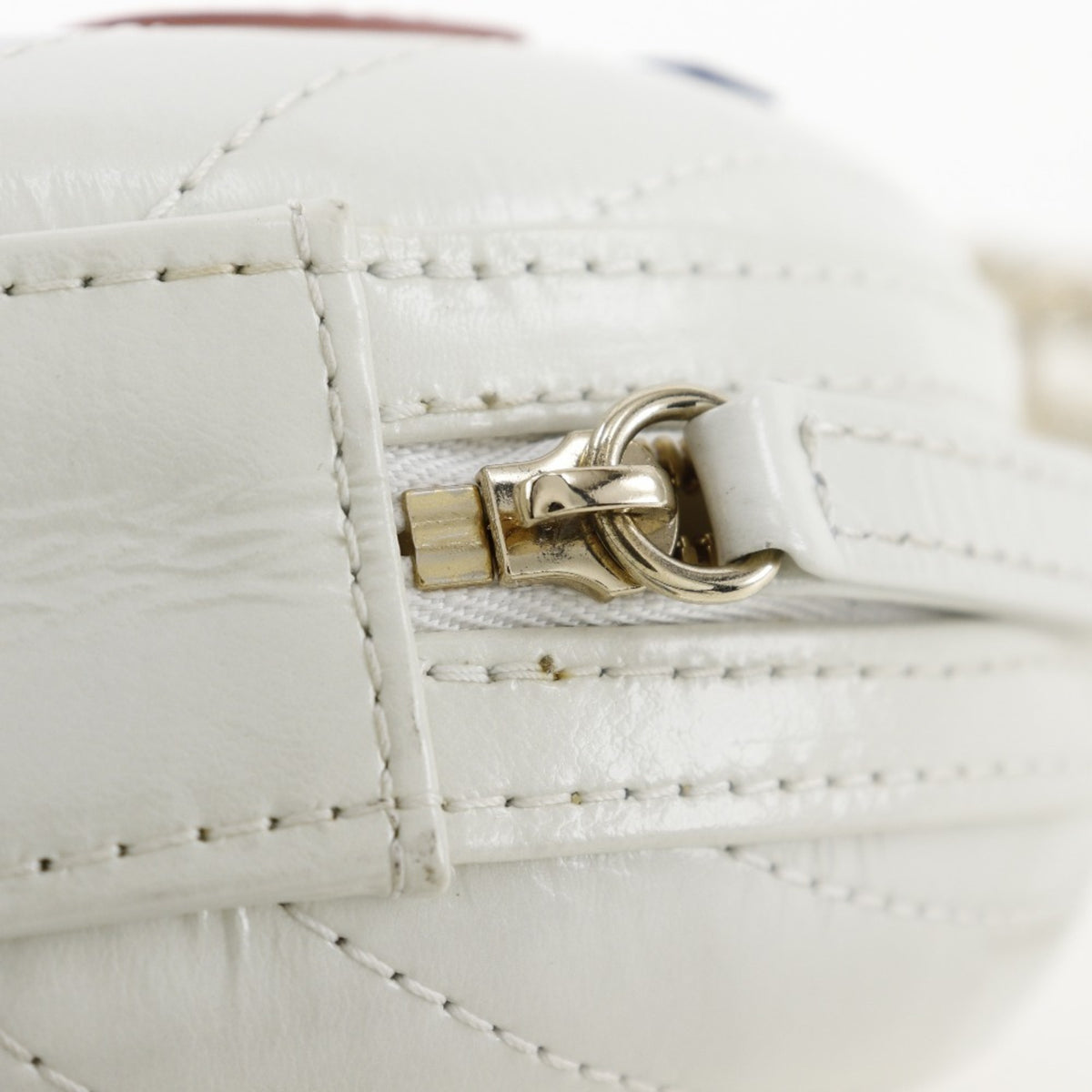 Chanel White Leather Shoulder Bag (Pre-Owned)