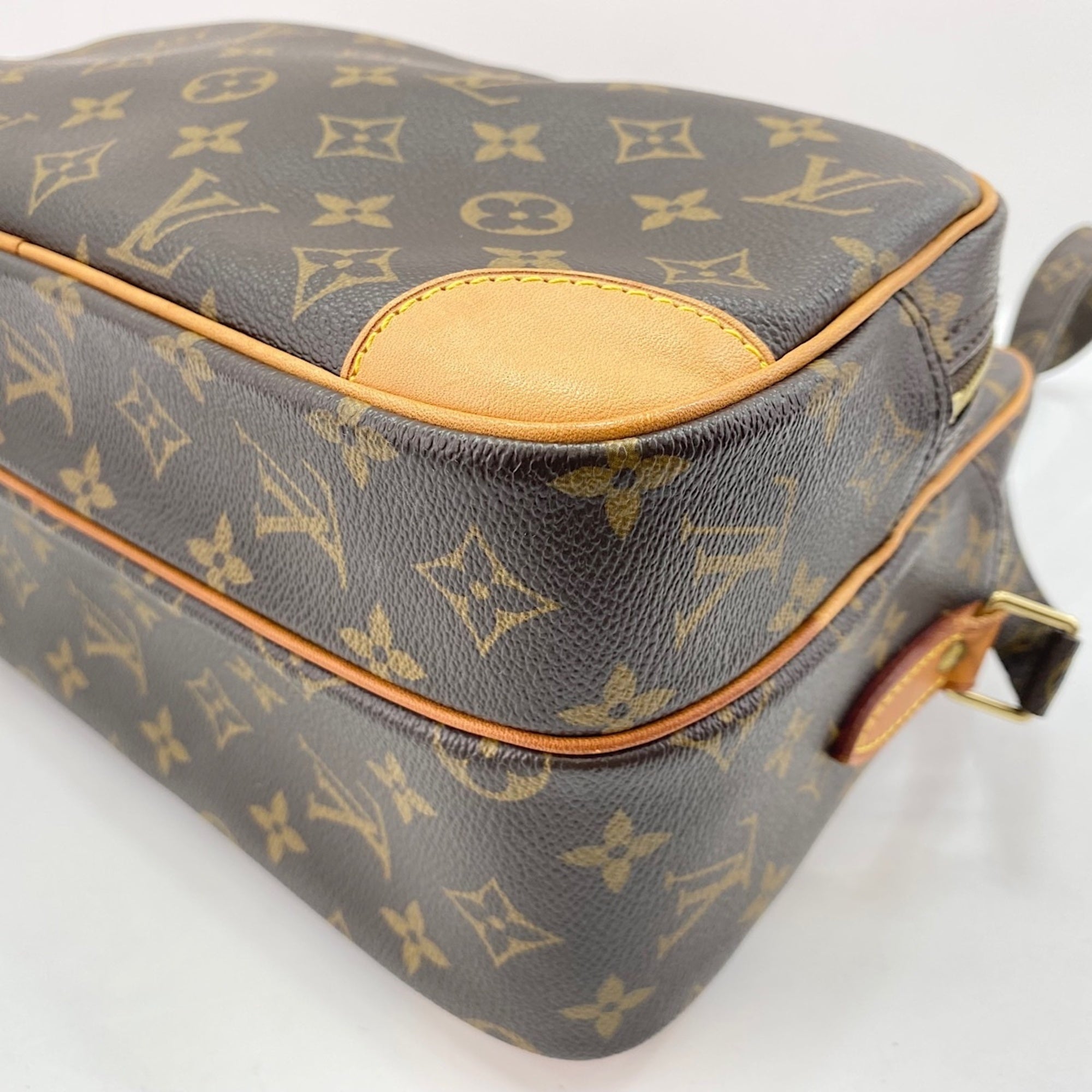 Louis Vuitton Brown Shoulder Bag (Pre-Owned)
