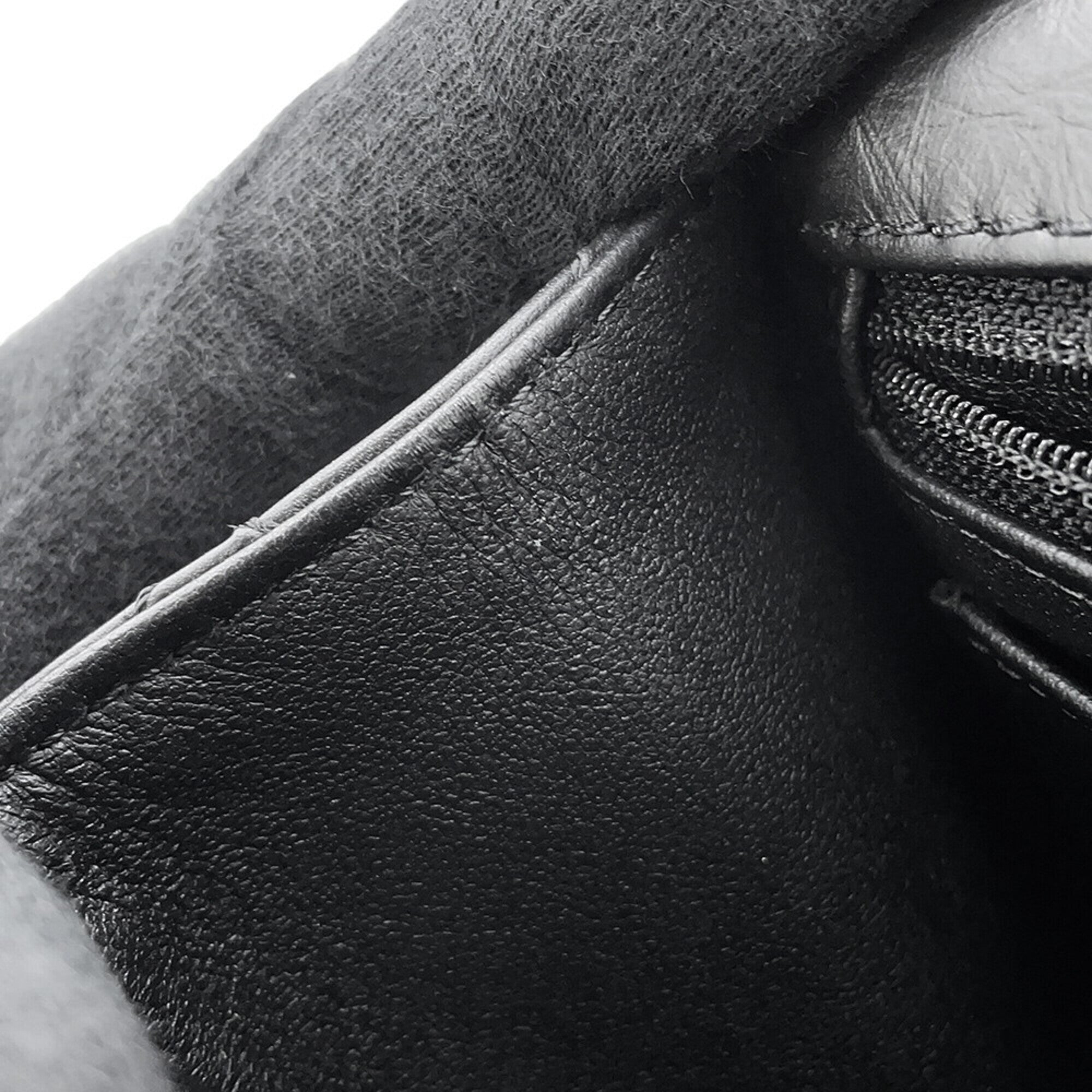 Chanel Black Leather Shoulder Bag (Pre-Owned)