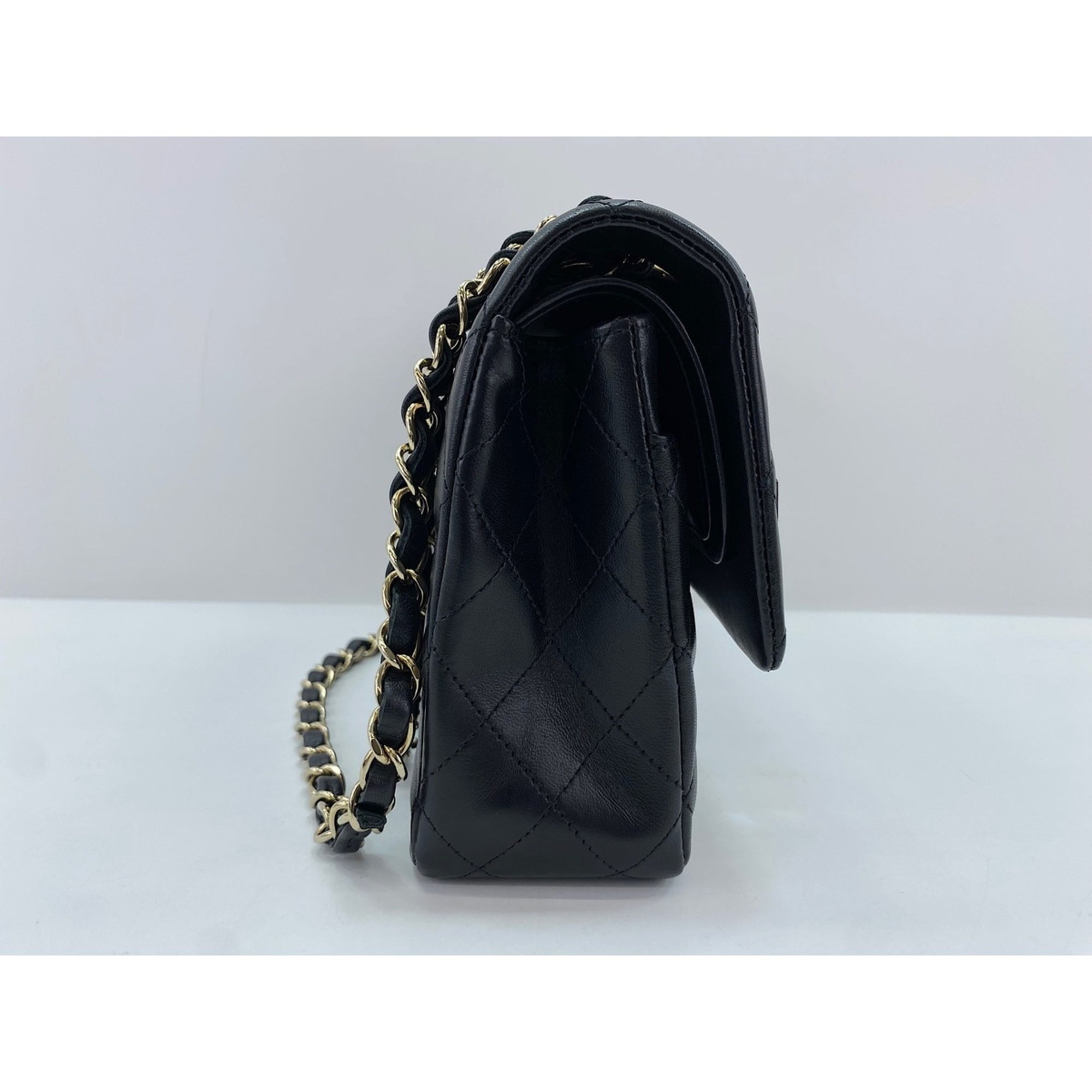 Chanel Black Shoulder Bag (Pre-Owned)