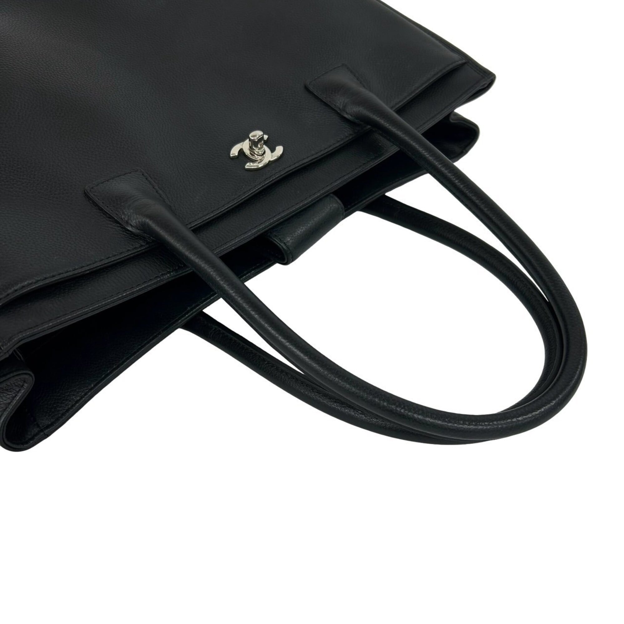 Chanel Black Grained Calfskin Handbag Pouch Shoulder Bag (Pre-Owned)