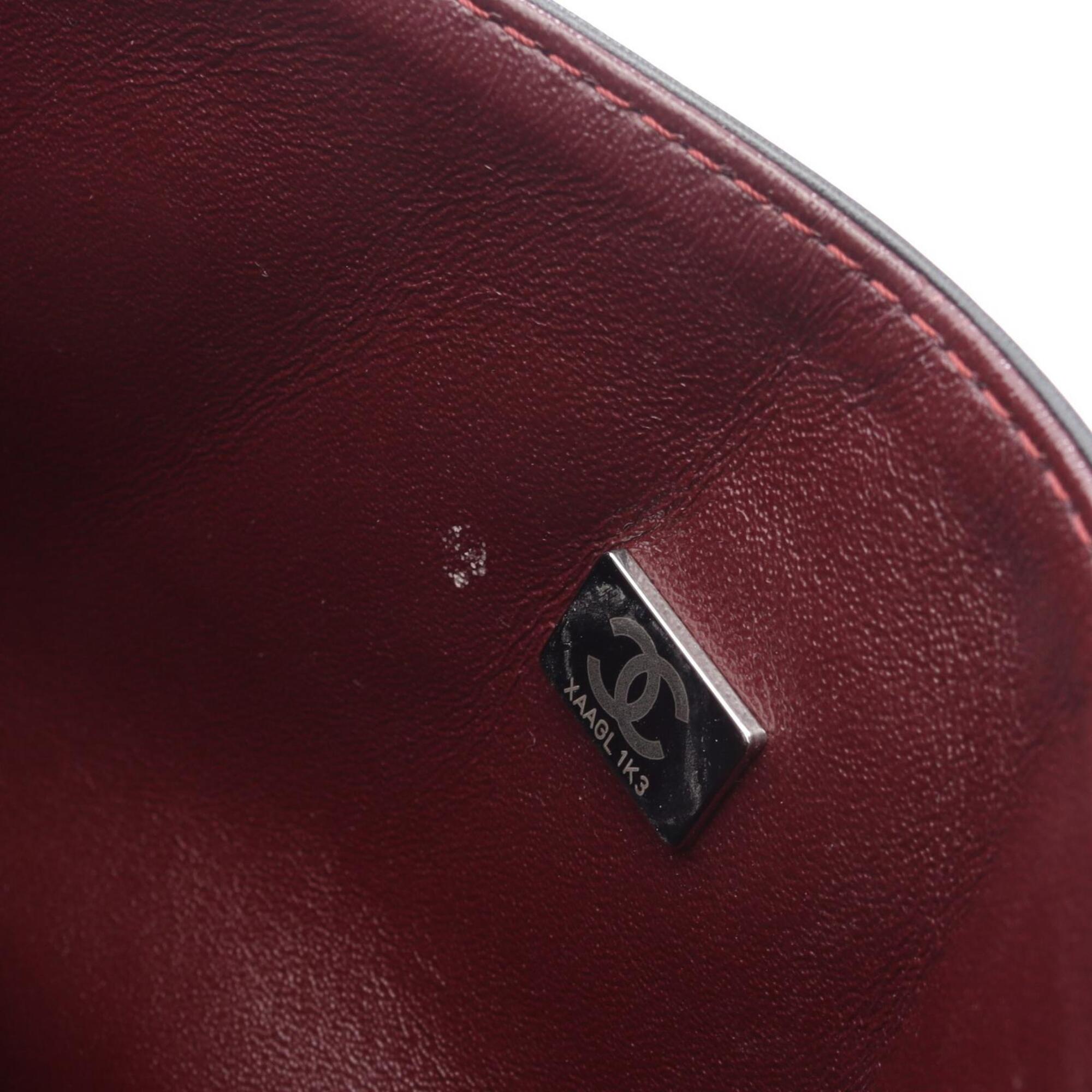 Chanel Black Leather Shoulder Bag (Pre-Owned)