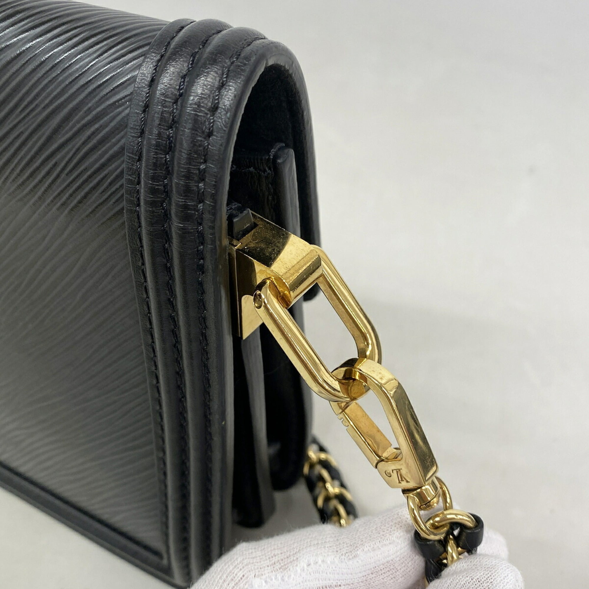 Louis Vuitton Noir Shoulder Bag (Pre-Owned)