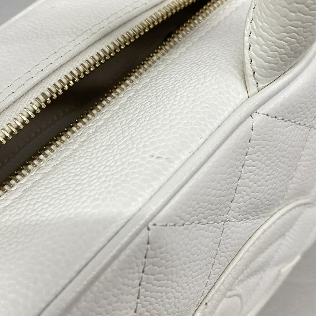 Chanel White Grained Calfskin Handbag (Pre-Owned)