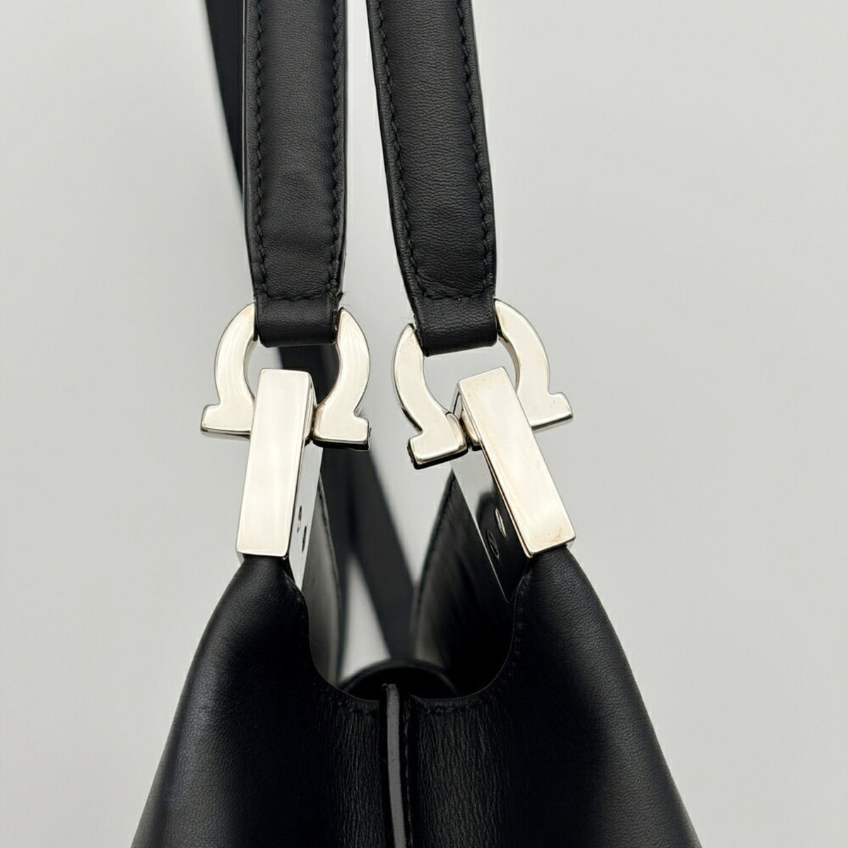 Salvatore Ferragamo Black Leather Shoulder Bag (Pre-Owned)