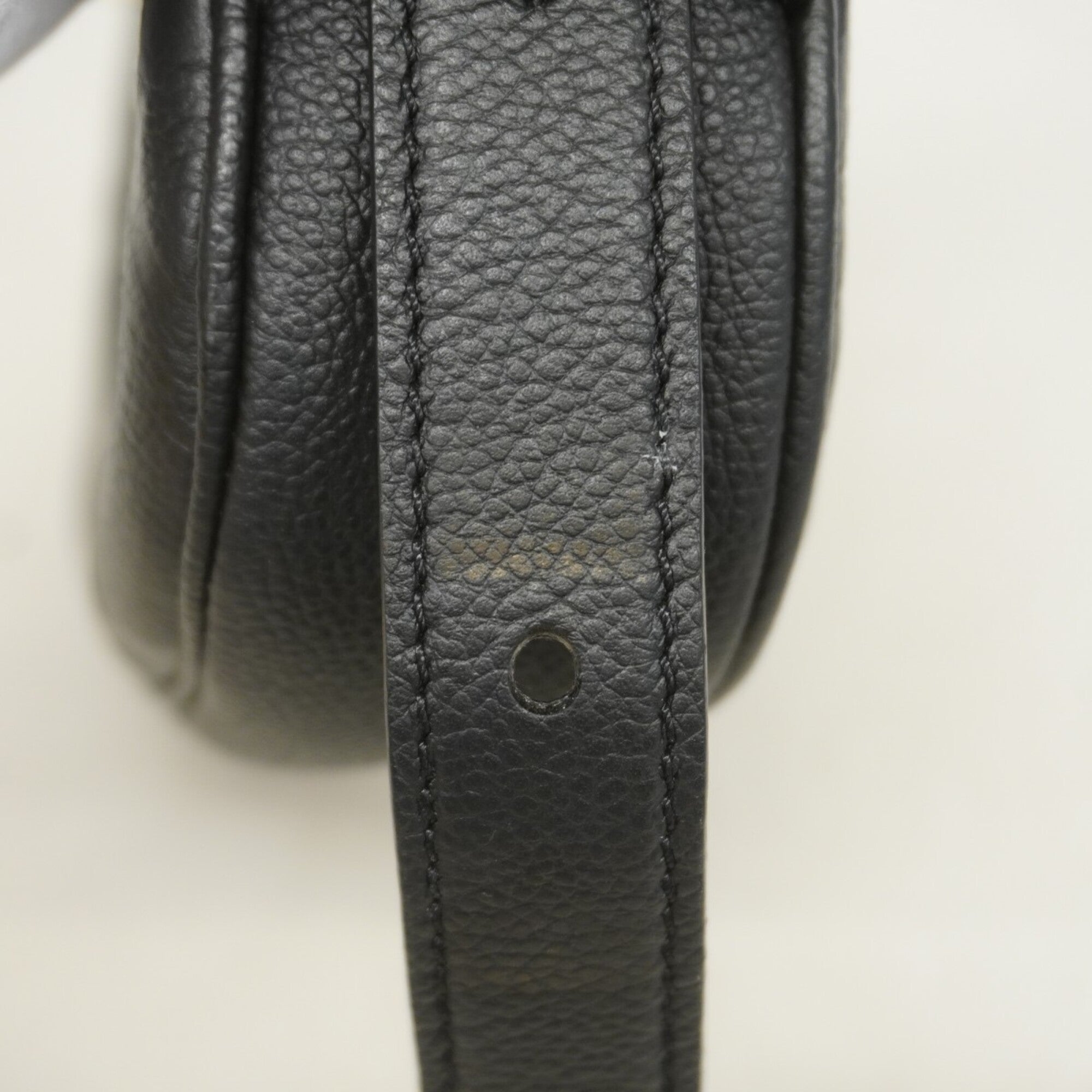 Louis Vuitton Noir Handbag (Pre-Owned)