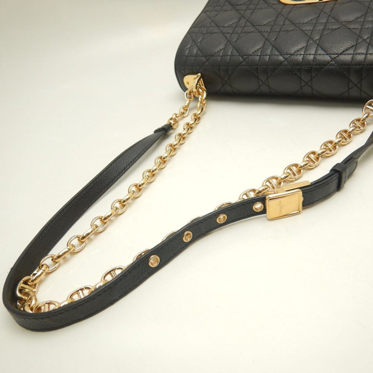 Christian Dior Black Leather Shoulder Bag (Pre-Owned)