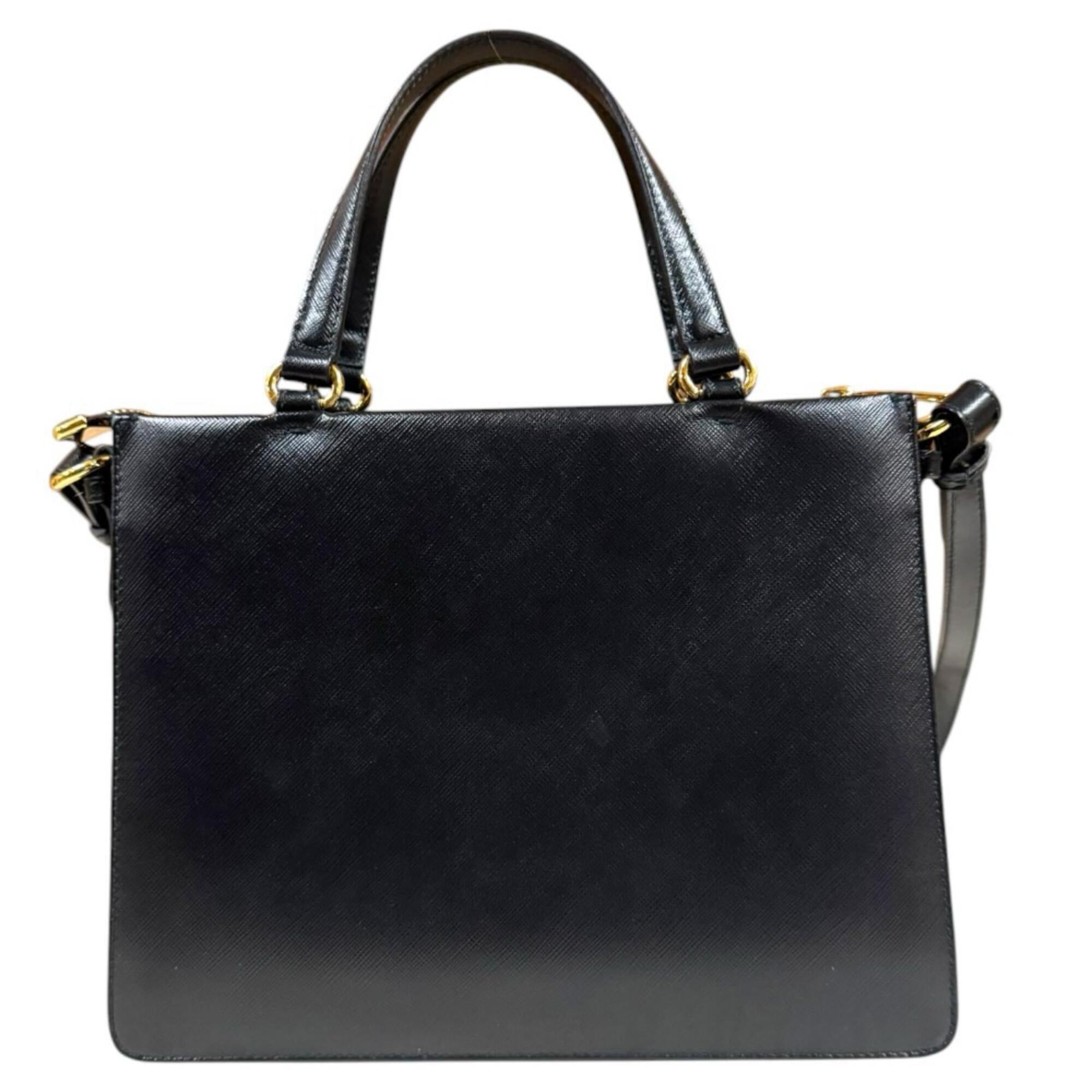 Salvatore Ferragamo Black Leather Shoulder Bag (Pre-Owned)