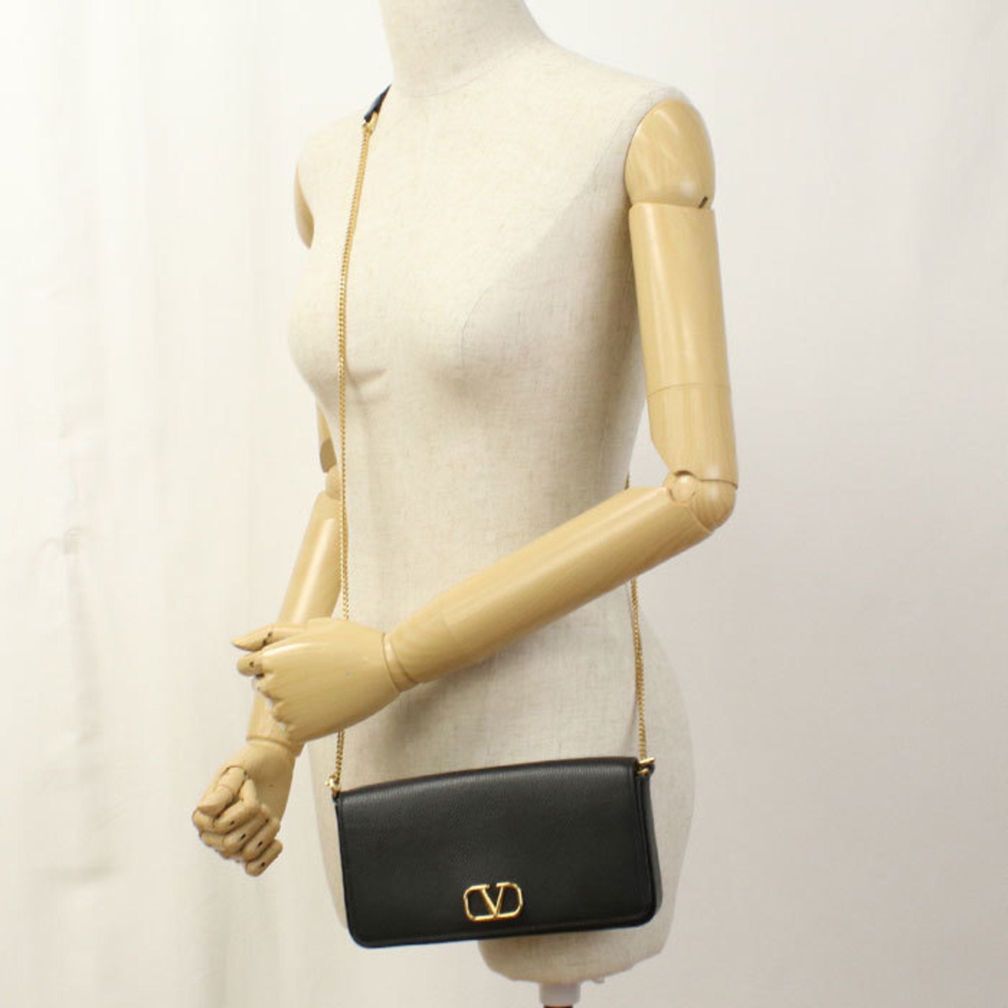 Valentino Garavani Black Leather Shoulder Bag (Pre-Owned)