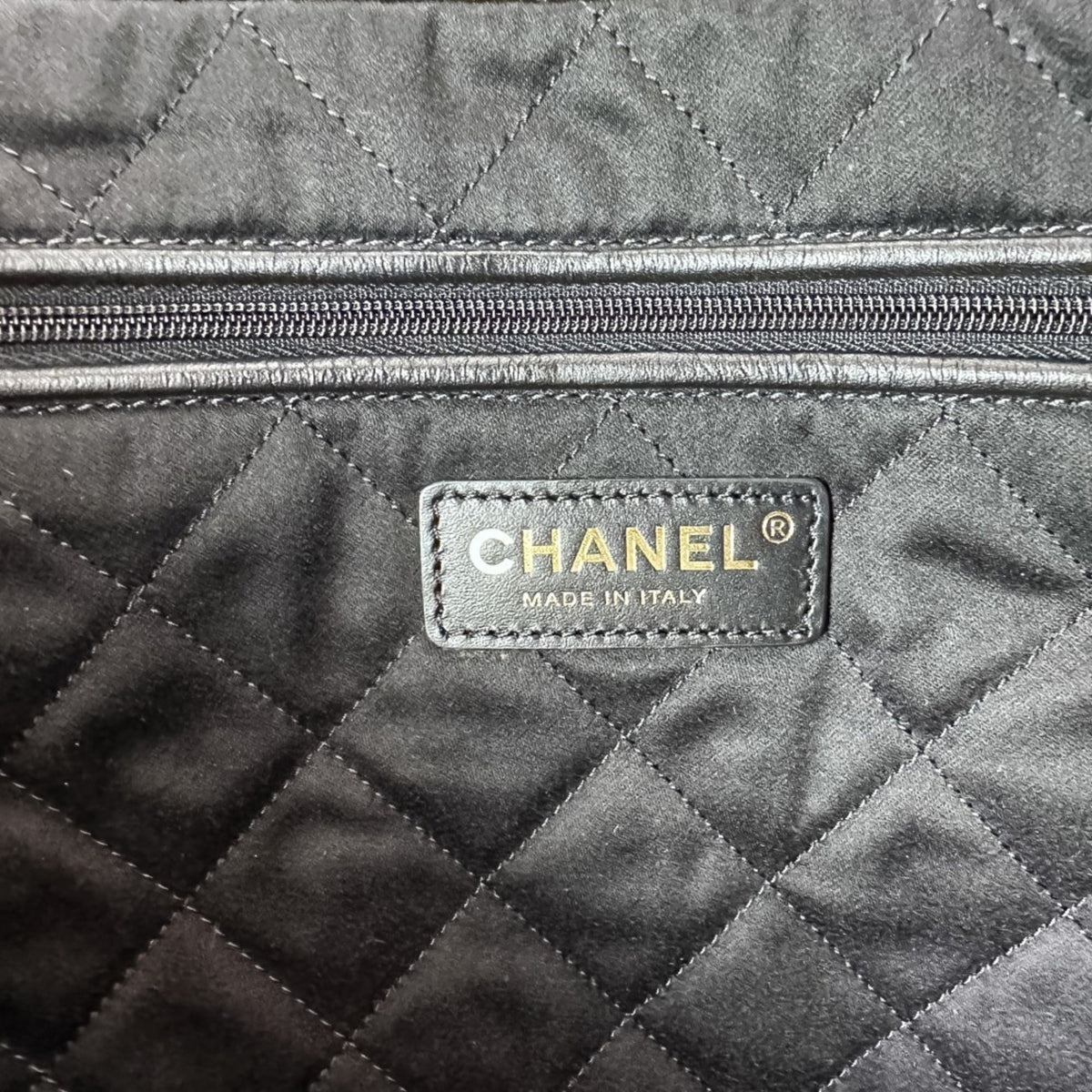 Chanel Black Leather Pouch Shoulder Bag (Pre-Owned)