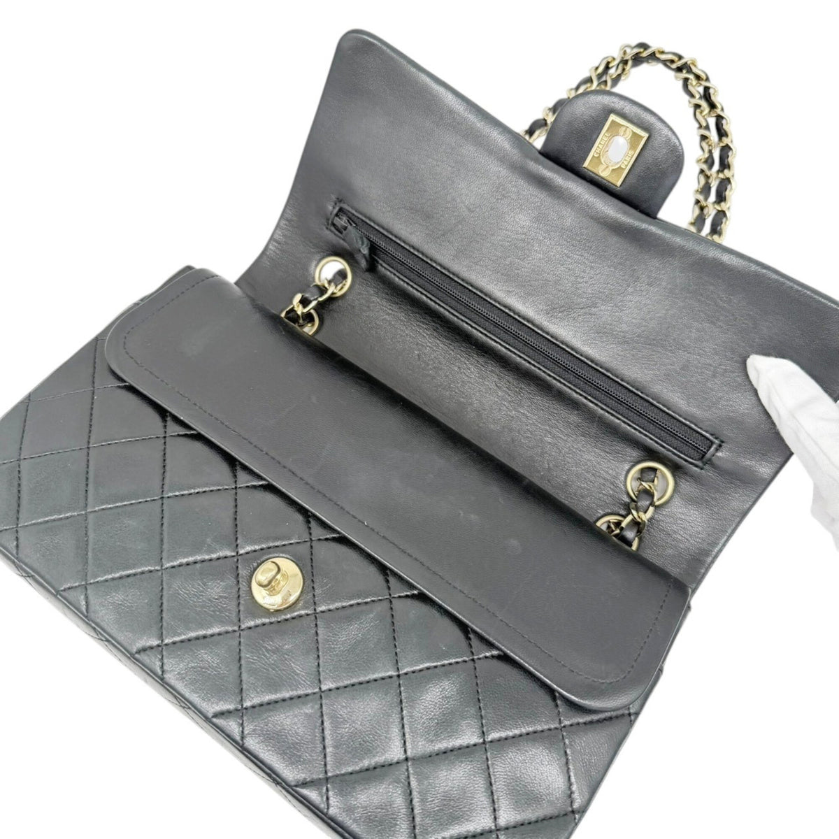 Chanel Black Leather Shoulder Bag (Pre-Owned)