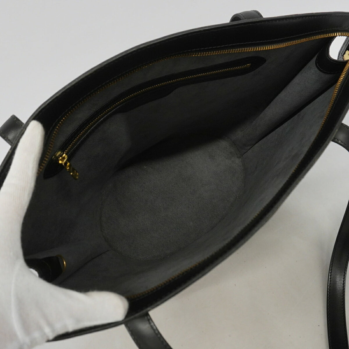 Louis Vuitton Noir Shoulder Bag (Pre-Owned)
