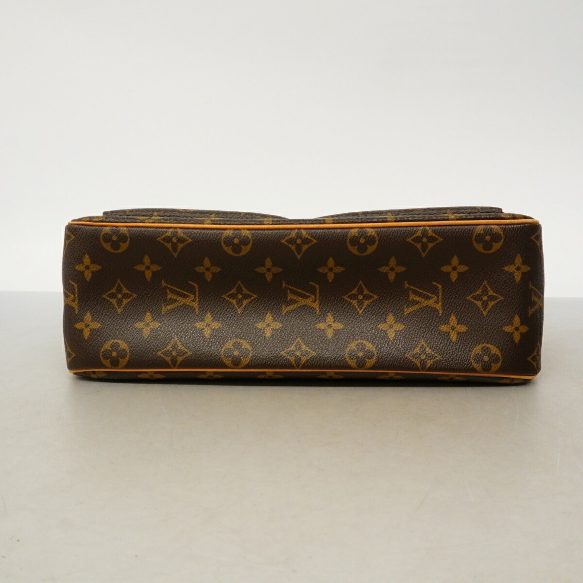 Louis Vuitton Brown Shoulder Bag (Pre-Owned)