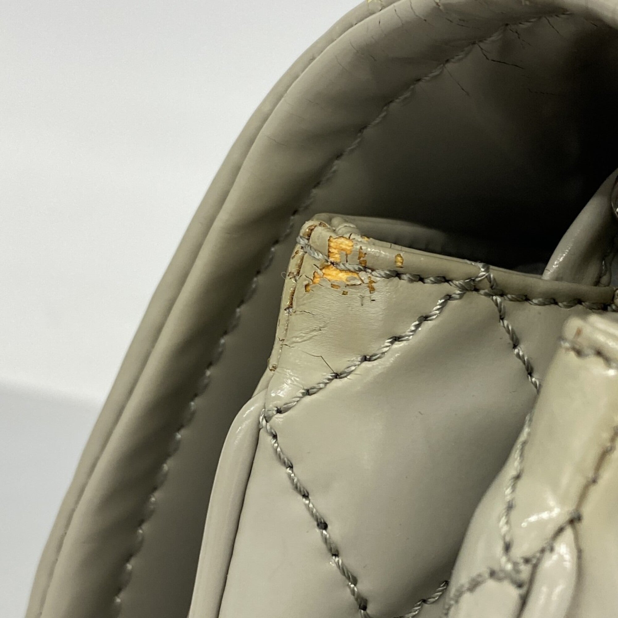 Chanel Gray Patent Leather Shoulder Bag (Pre-Owned)