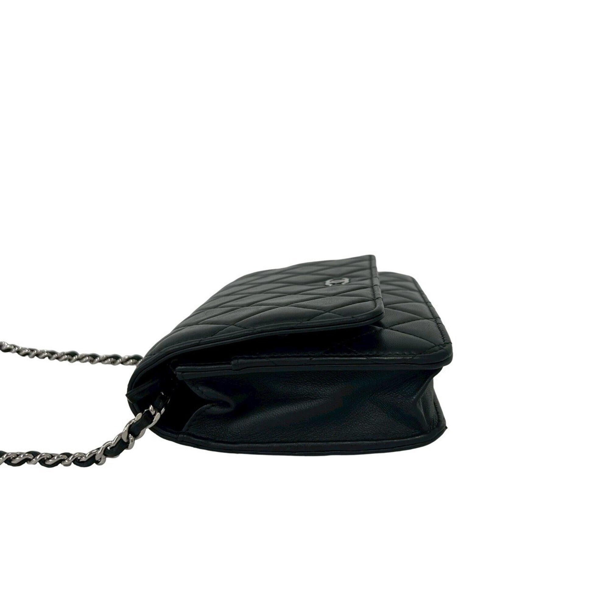 Chanel Black Leather Pochette Shoulder Bag (Pre-Owned)