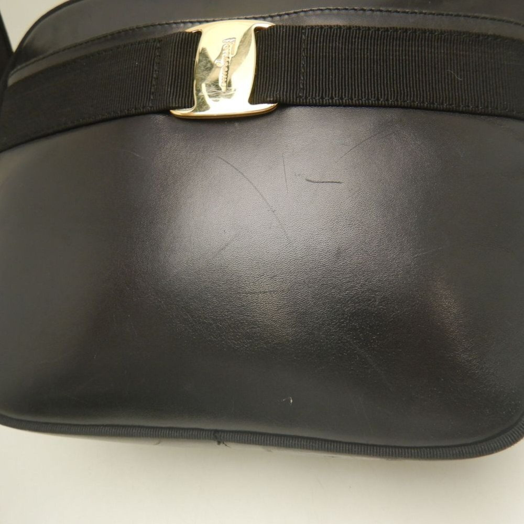 Salvatore Ferragamo Vara Black Leather Shoulder Bag (Pre-Owned)