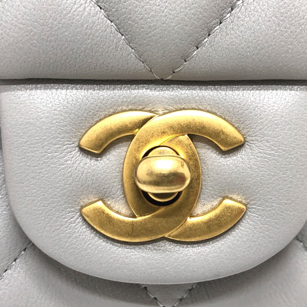 Chanel Gray Leather Shoulder Bag (Pre-Owned)