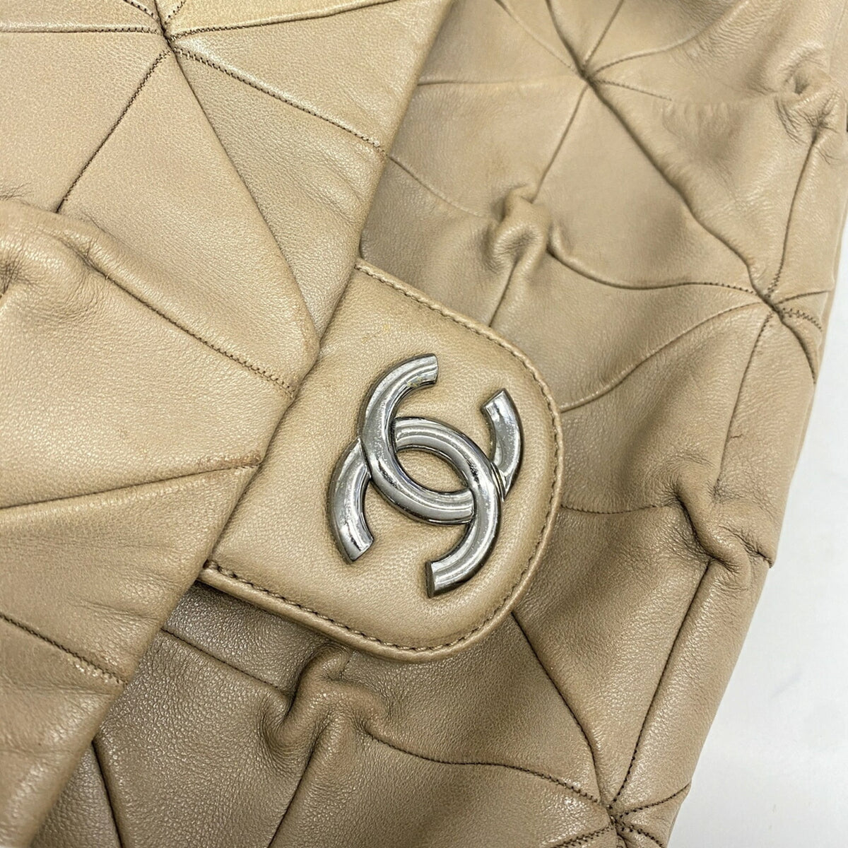 Chanel Brown Leather Shoulder Bag (Pre-Owned)