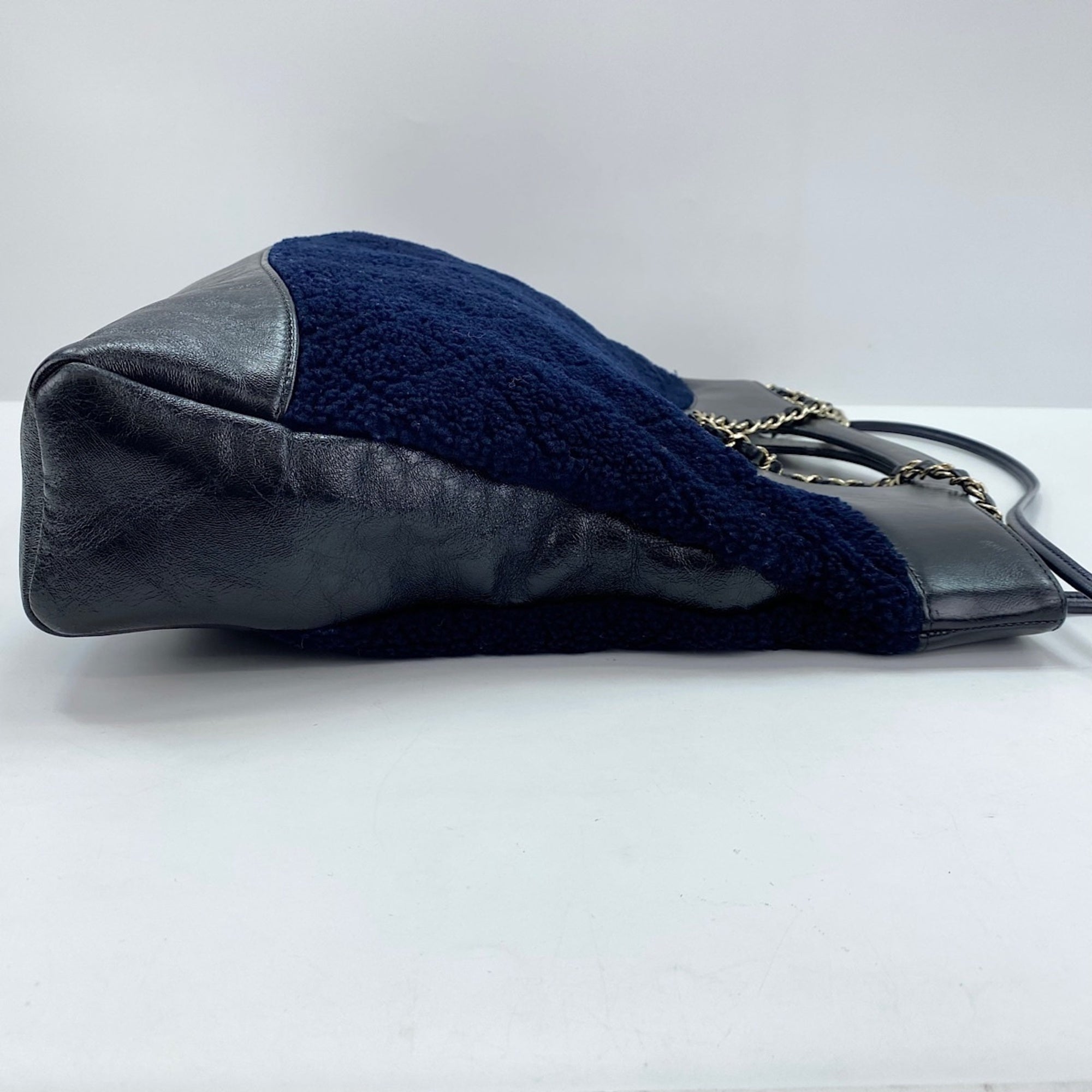 Chanel Navy Shoulder Bag (Pre-Owned)