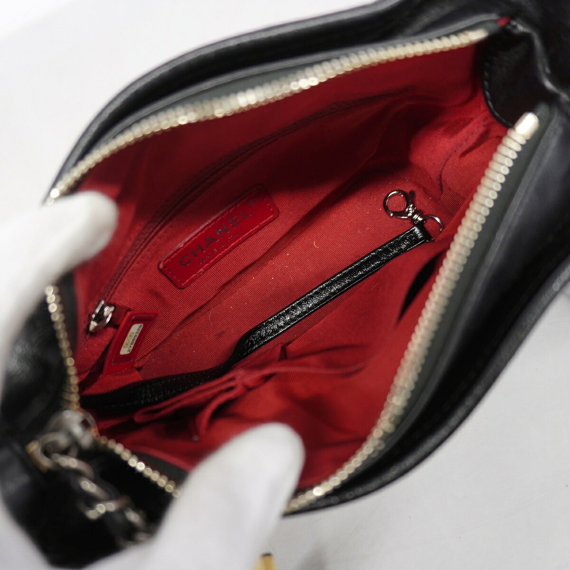 Chanel Black Leather Shoulder Bag (Pre-Owned)