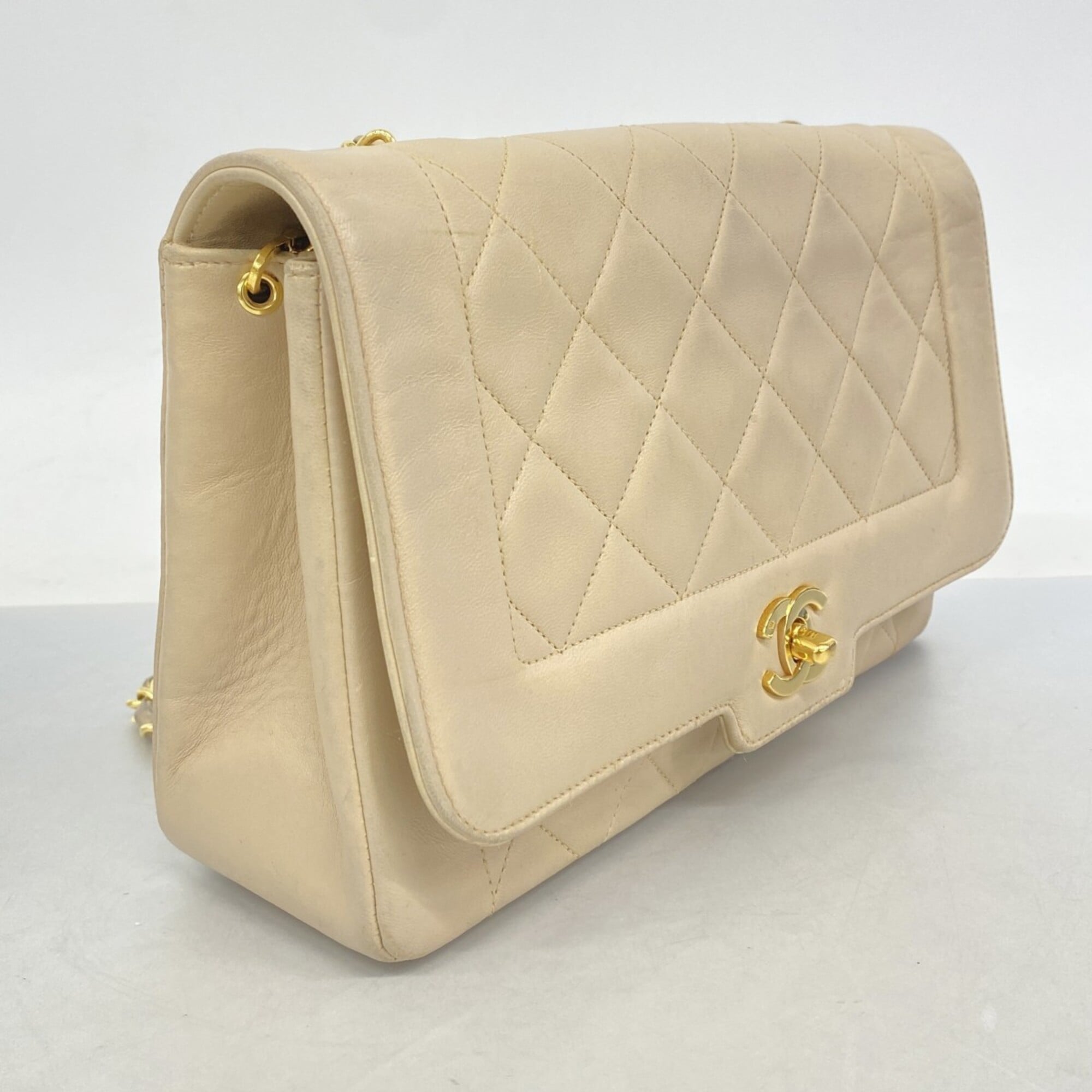 Chanel Beige Leather Shoulder Bag (Pre-Owned)